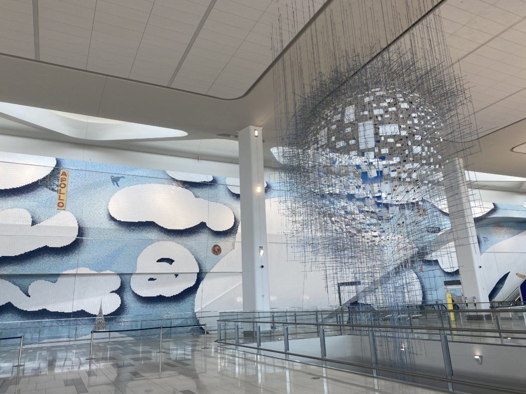 香港國際機場 HKIA 內的高端藝術空間與展覽裝置，有效提升品牌國際形象 (High-end art space and exhibition installation at HKIA