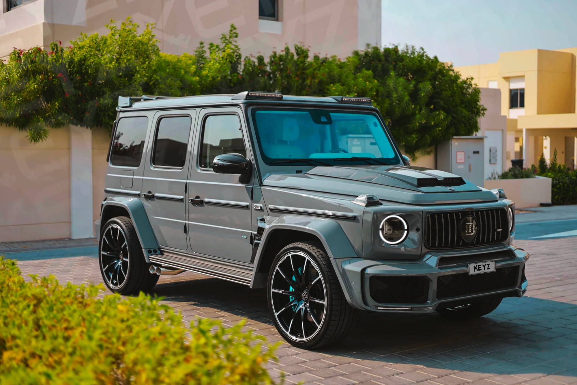 Vue extérieure Mercedes G 800 AMG Brabus Gris – Location SUV à Dubaï | Keyz Rent