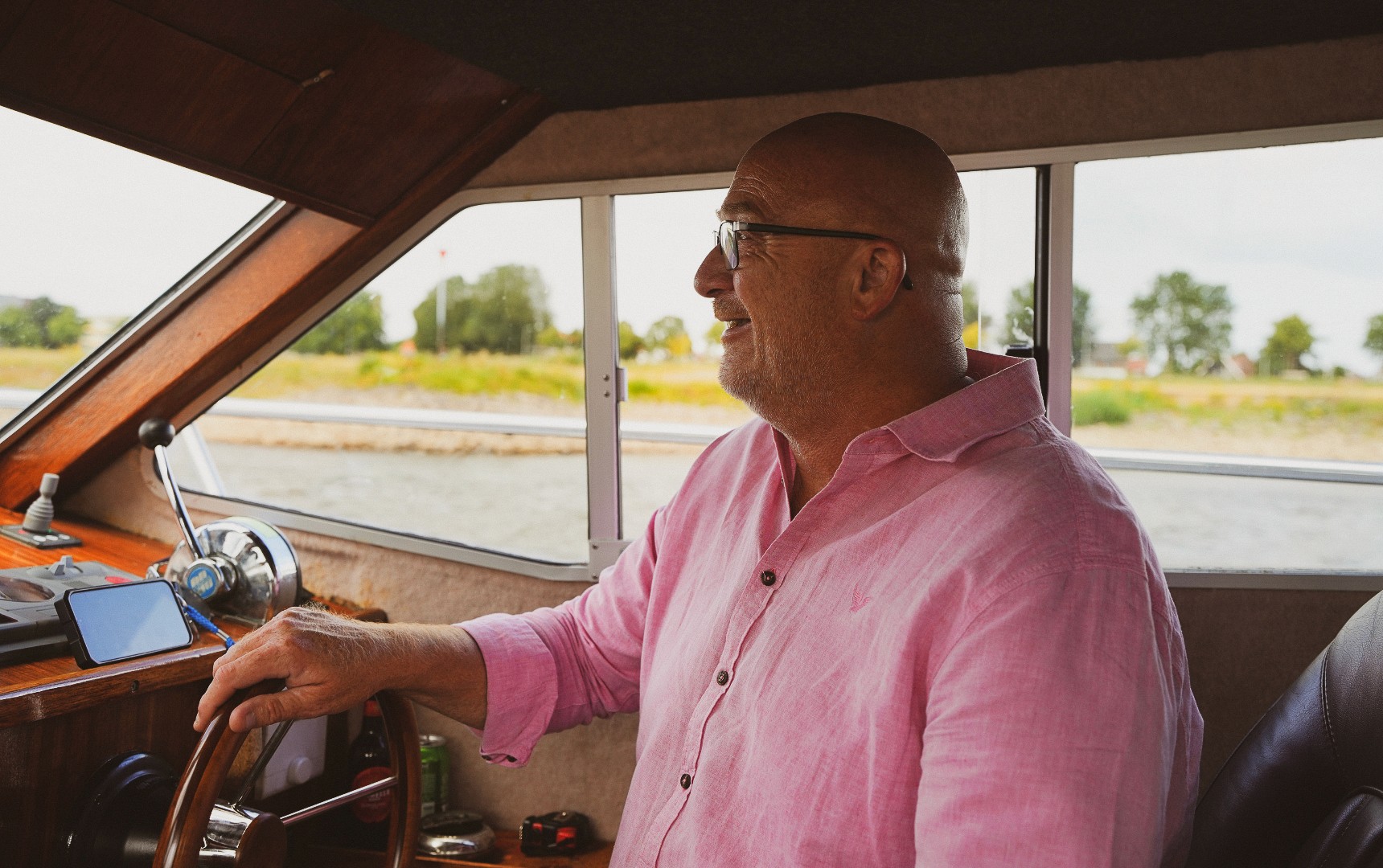 Max aan het roer, close-up profiel, roze overhemd