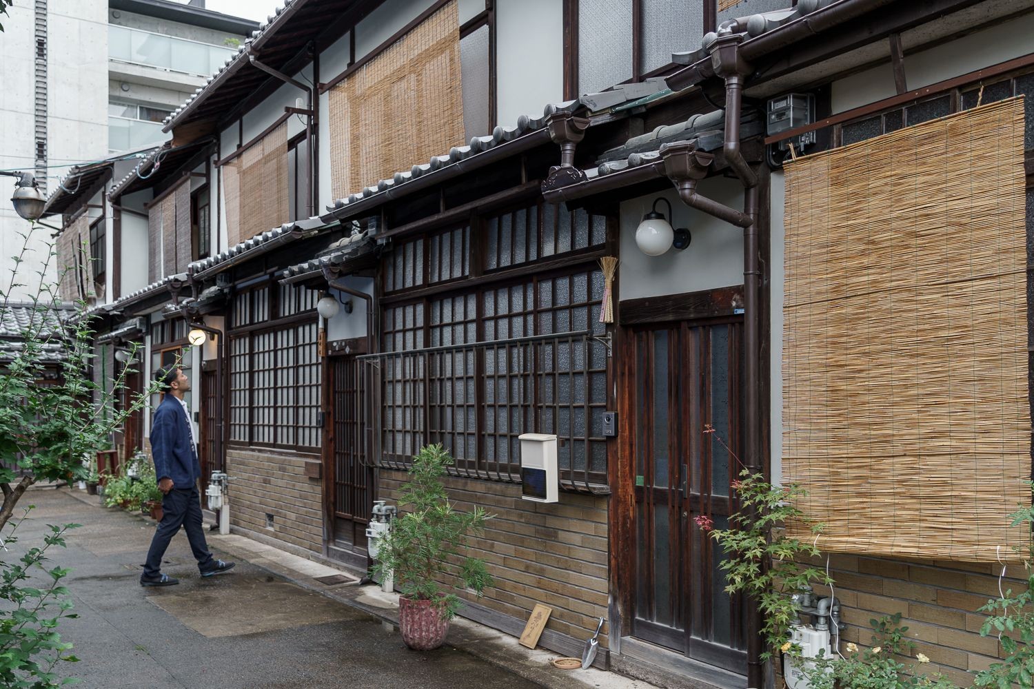 五軒長屋の町屋の全体を一気に工事したのはここが初めて。「隣の家と壁一枚なので、一軒ずつだったら出来ない全体の構造改修もしっかり裏表両方からできました」と大下さん