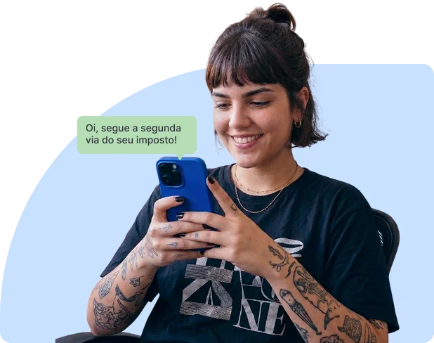 Homem sorrindo mexendo no celular