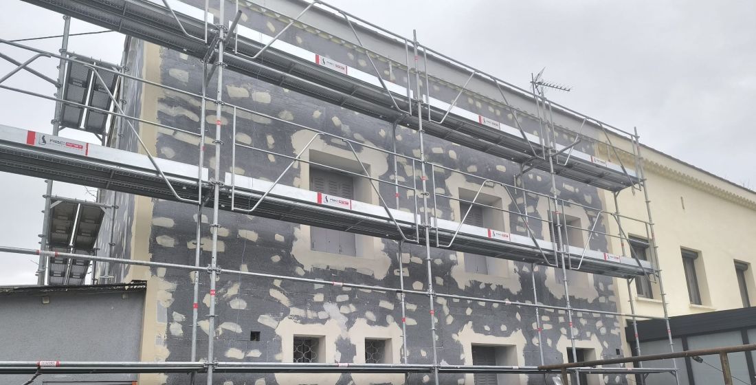 Pose technique de panneaux isolants en polystyrène gris (graphité) pour isolation thermique par l'extérieur par DLS Façade. Système de fixation et de marouflage pour une isolation continue sans ponts thermiques.