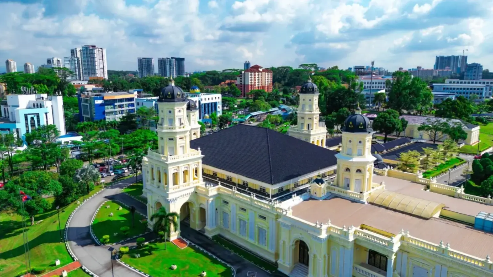 Admire Sultan Abu Bakar State Mosque&nbsp;