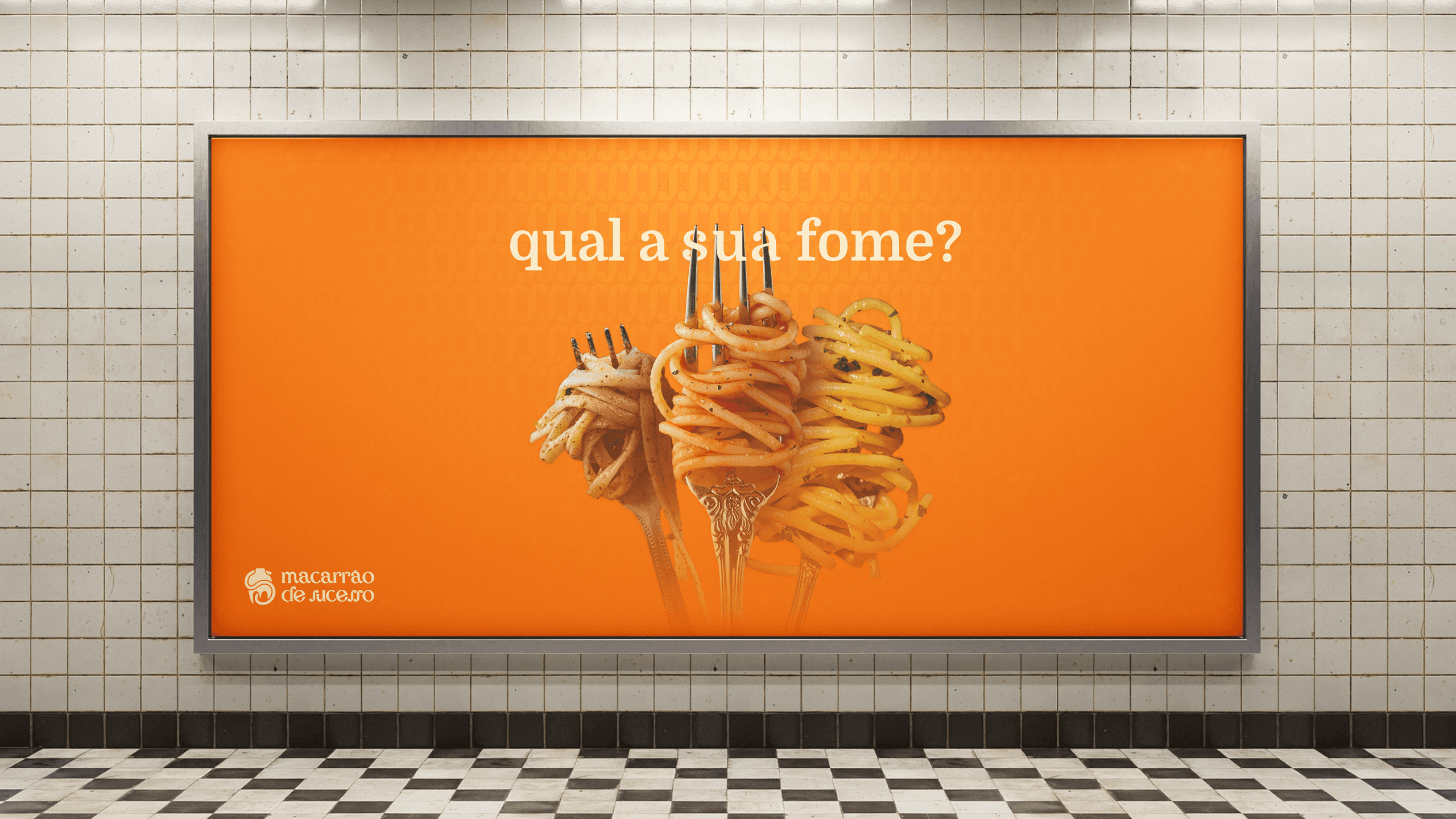 uma placa de publicidade digital em um ambiente urbano, anunciando o design da marca Macarrão de Sucesso.