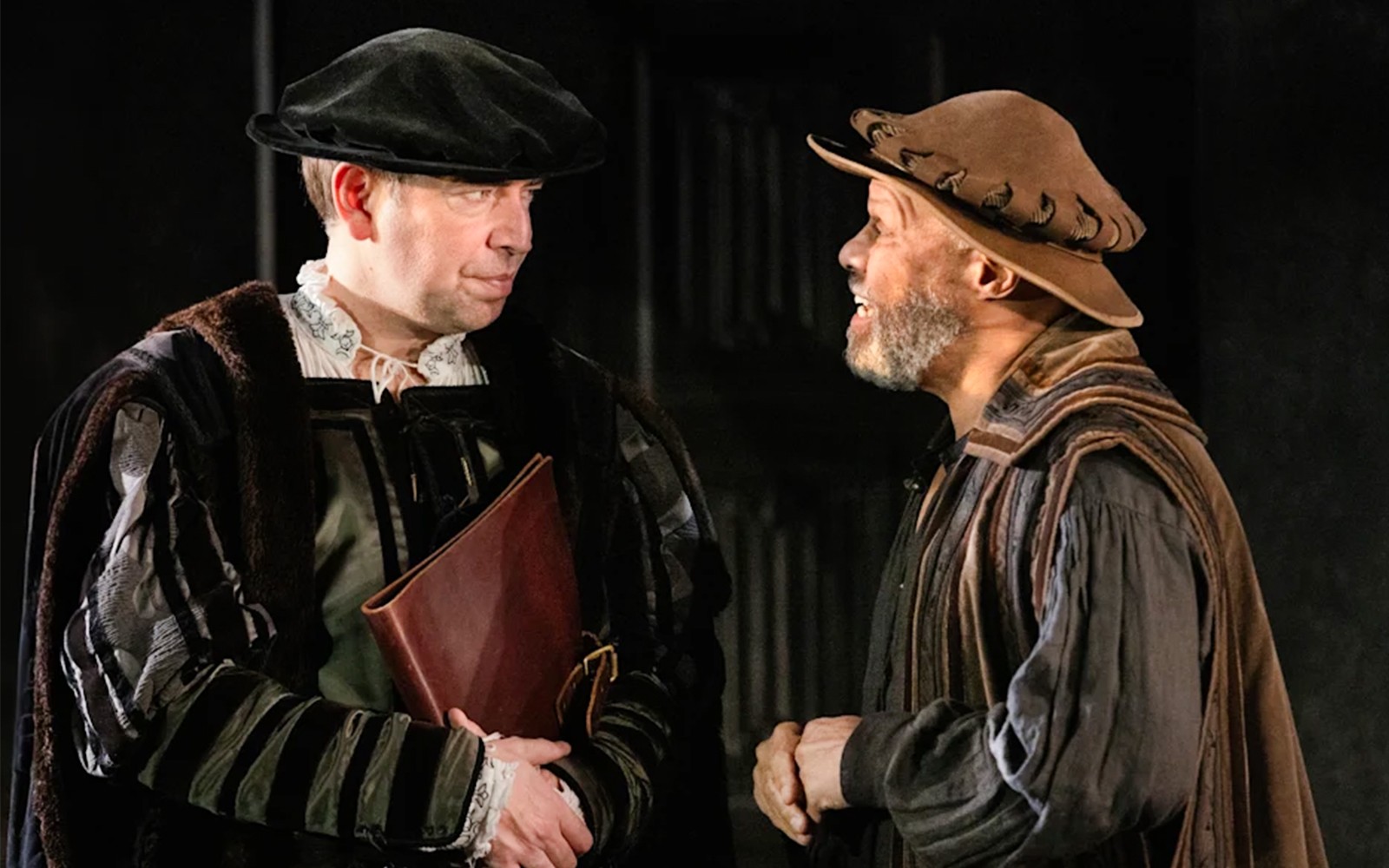 两名演员身穿古装表演《为王者而生》中的一幕。