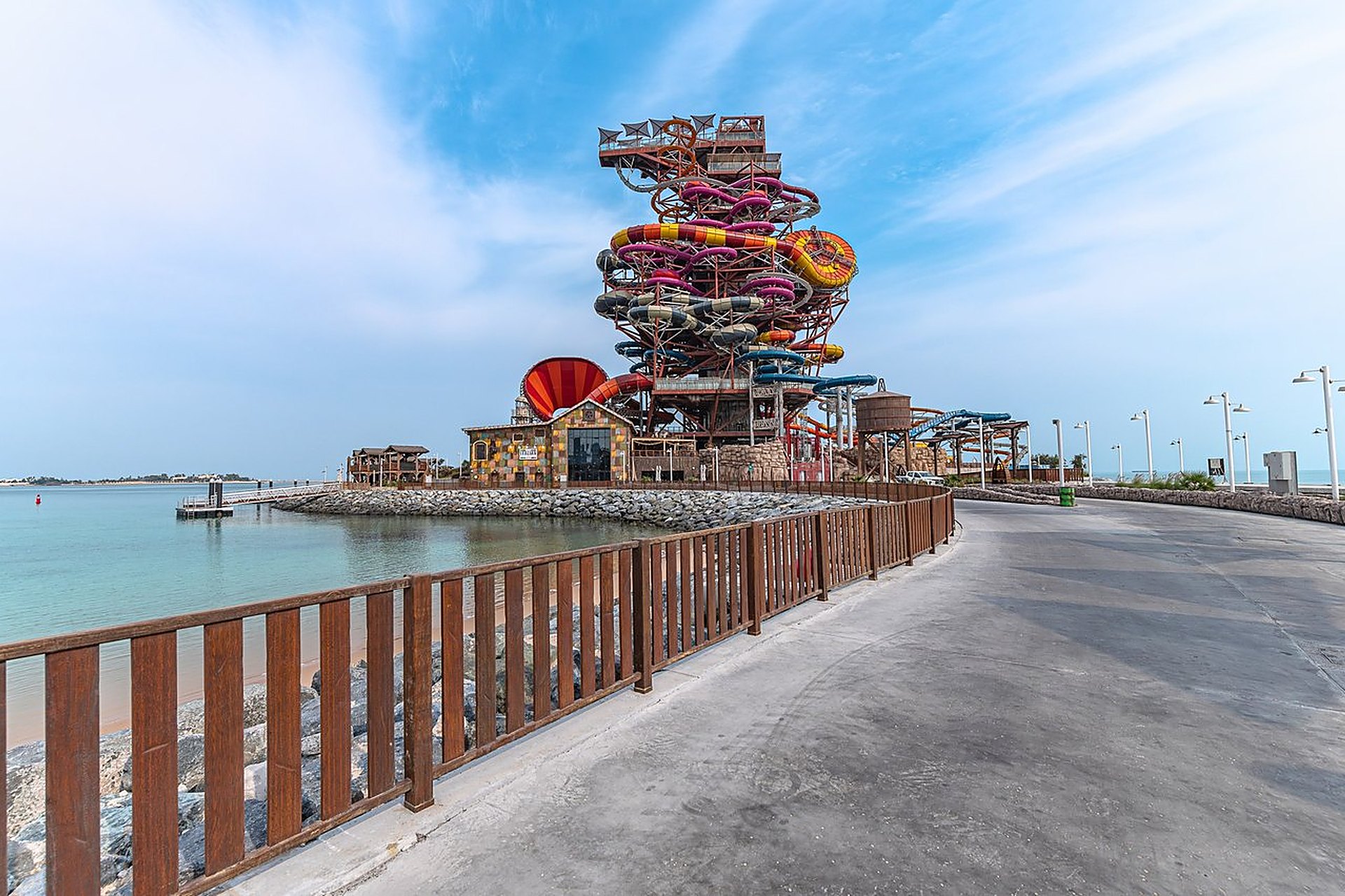 La tour Rig 1938 du parc aquatique Meryal, posée face à la mer sur Qetaifan Island North, à Lusail, avec ses toboggans colorés