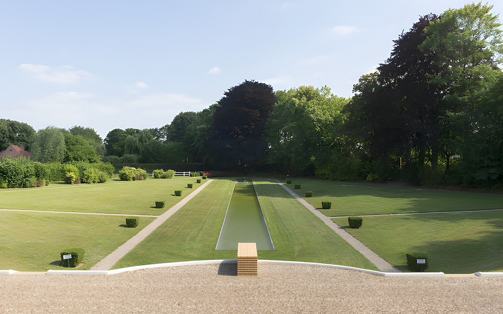 法國克魯瓦的卡夫羅伊別墅花園，中央有倒影池和修剪整齊的草坪。