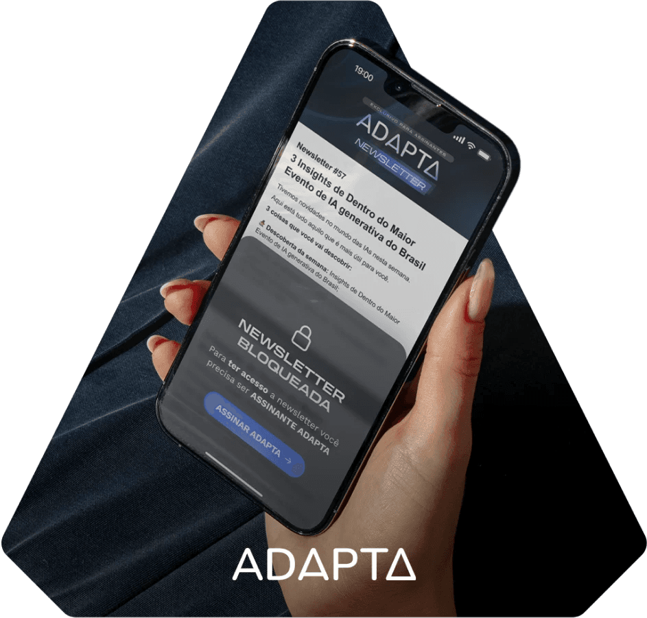 Imagem mostrando uma pessoa segurando o celular com a newsletter