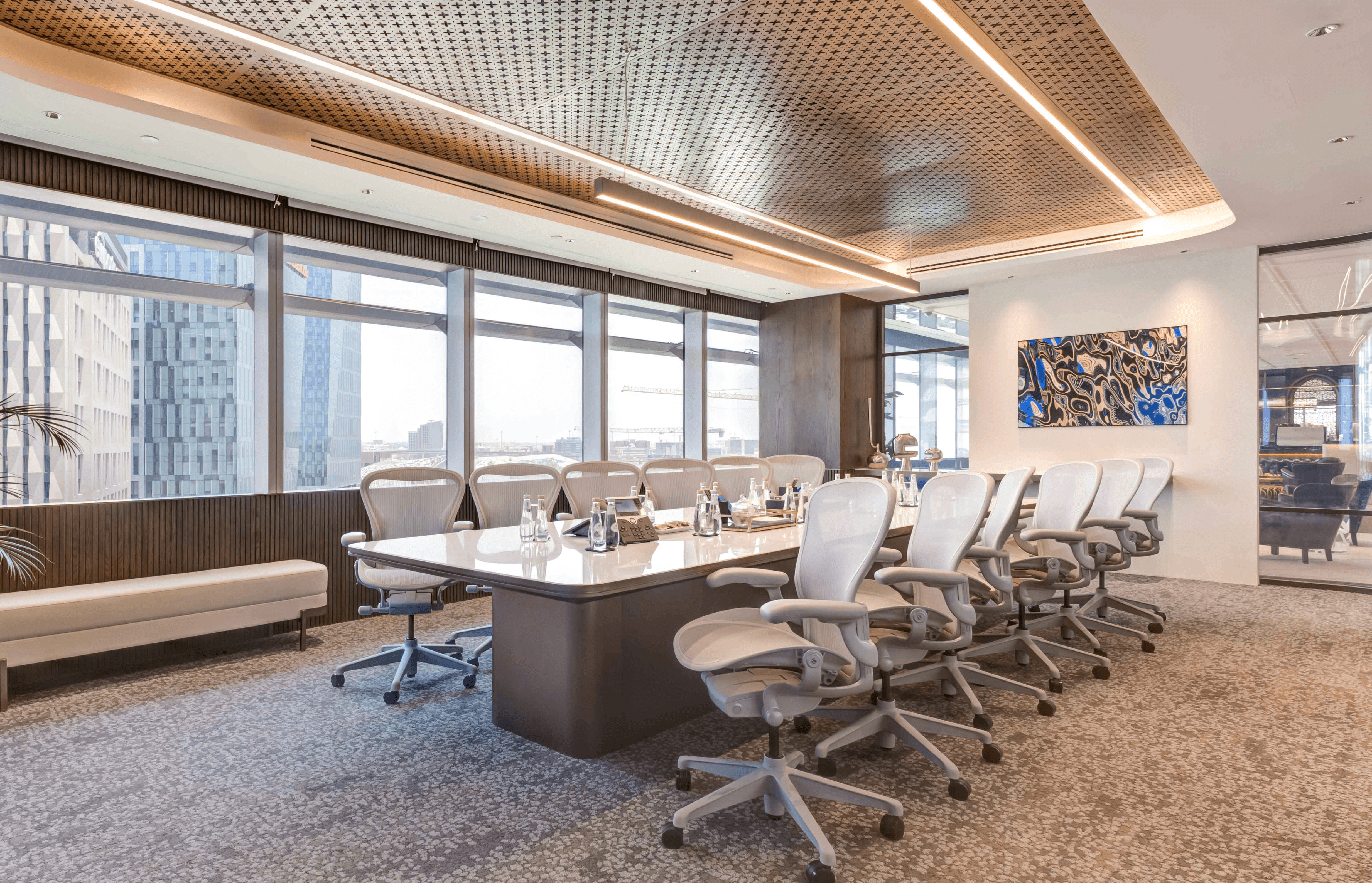 قاعة مؤتمرات واجتماعات تنفيذية كبيرة في مركز كافد.