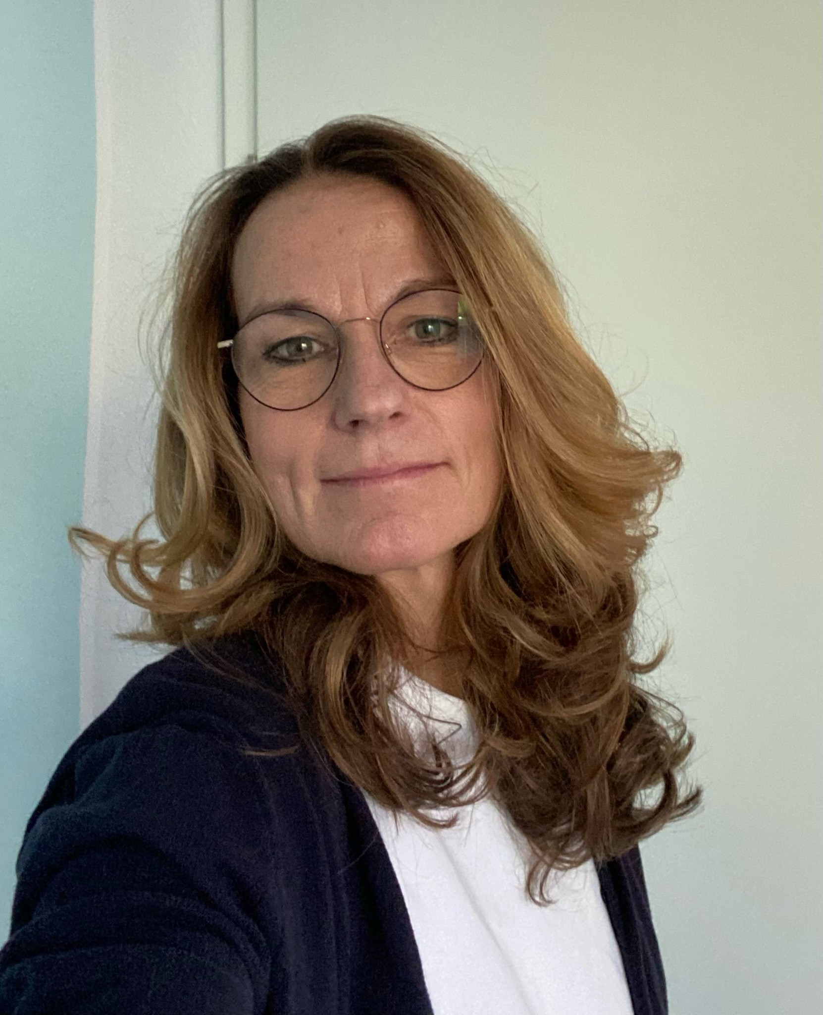 Tanja Hemlein am Schreibtisch in ihrer Praxis