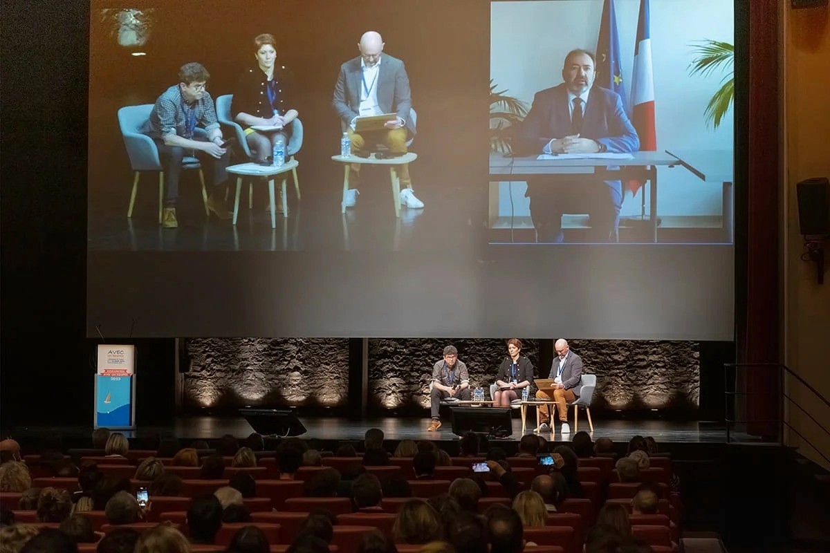 Table ronde enregistrée en studio professionnel — photographe corporate Lille | Anteale Yann Manac'h
