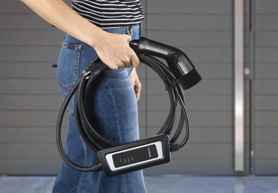 Carregador portátil CPF 700 segurado na mão