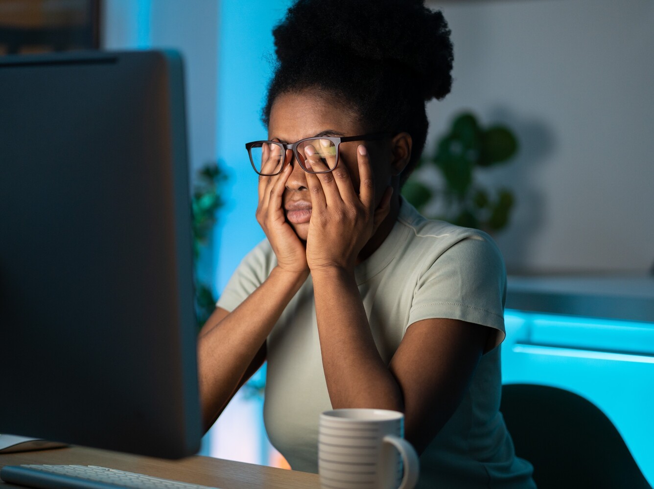 woman feeling fatigued after losing weight too fast instead of following the best way to lose weight without working out