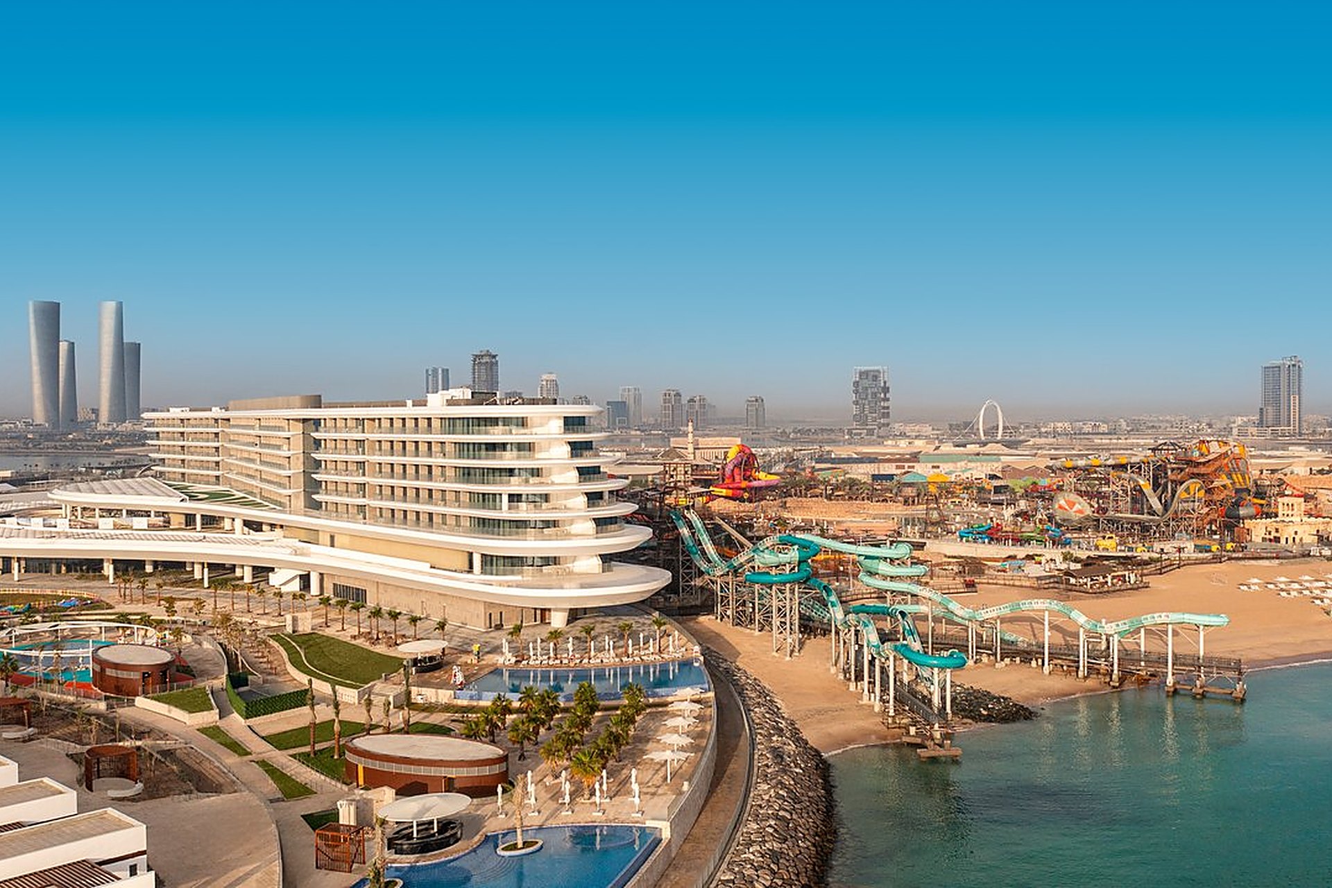 Lusail vu du ciel, avec l'hôtel Rixos Qetaifan, sa plage et la skyline, la ville où l'on prend le volant une fois le permis qatarien en poche