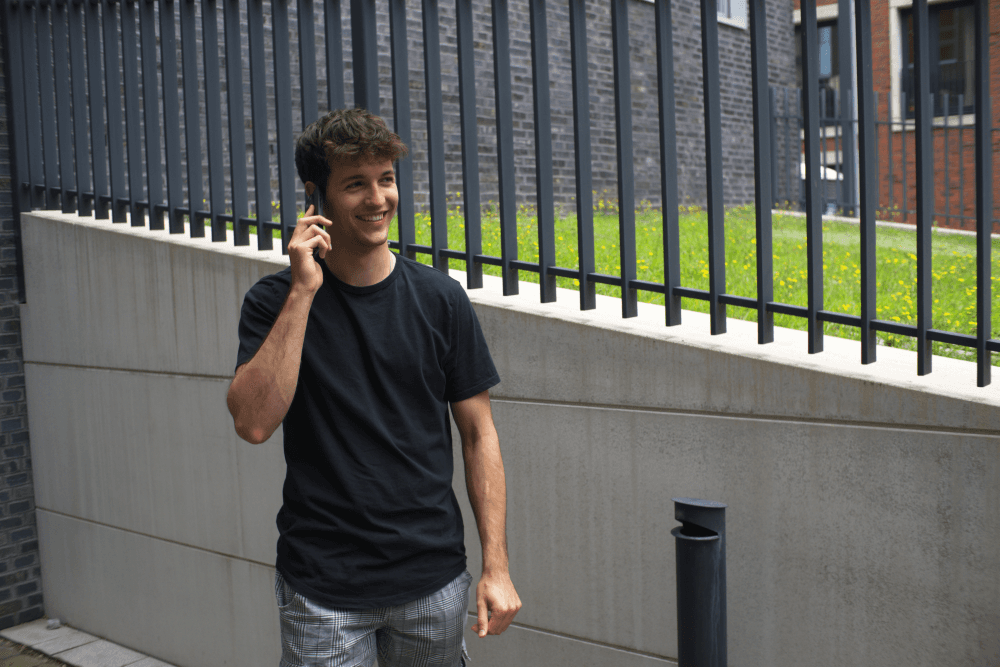 Bastan von hafencity.dev telefoniert