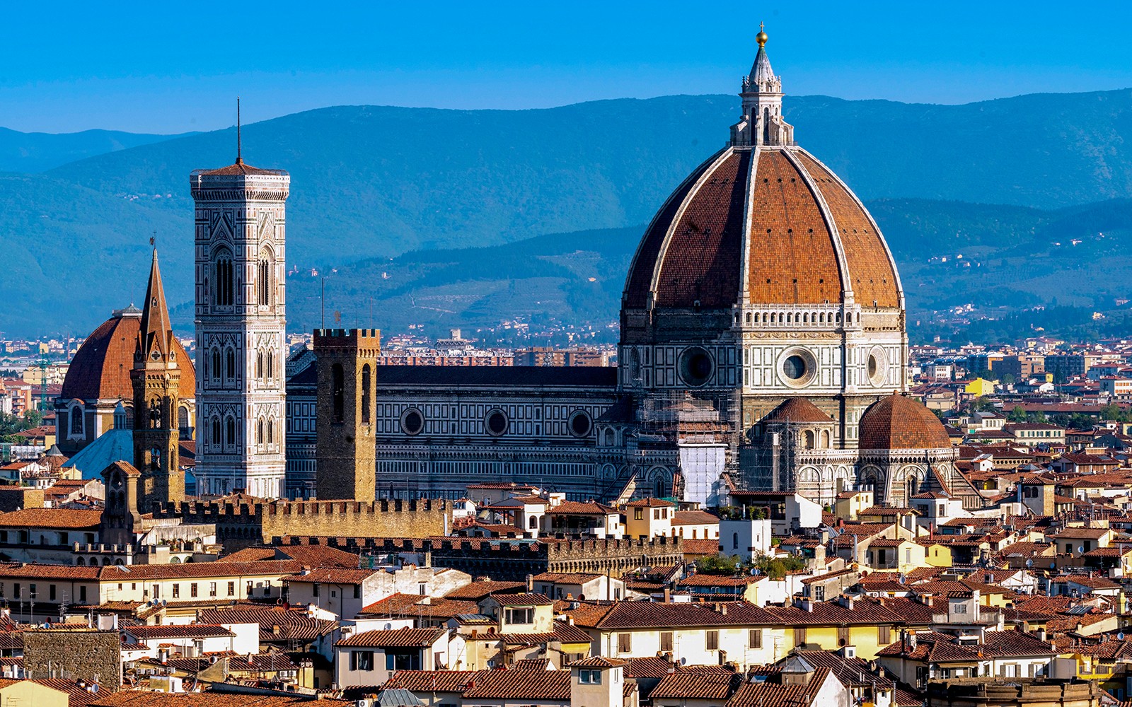 サンタ・マリア・デル・フィオーレ大聖堂とアルノ川のあるフィレンツェのスカイライン。