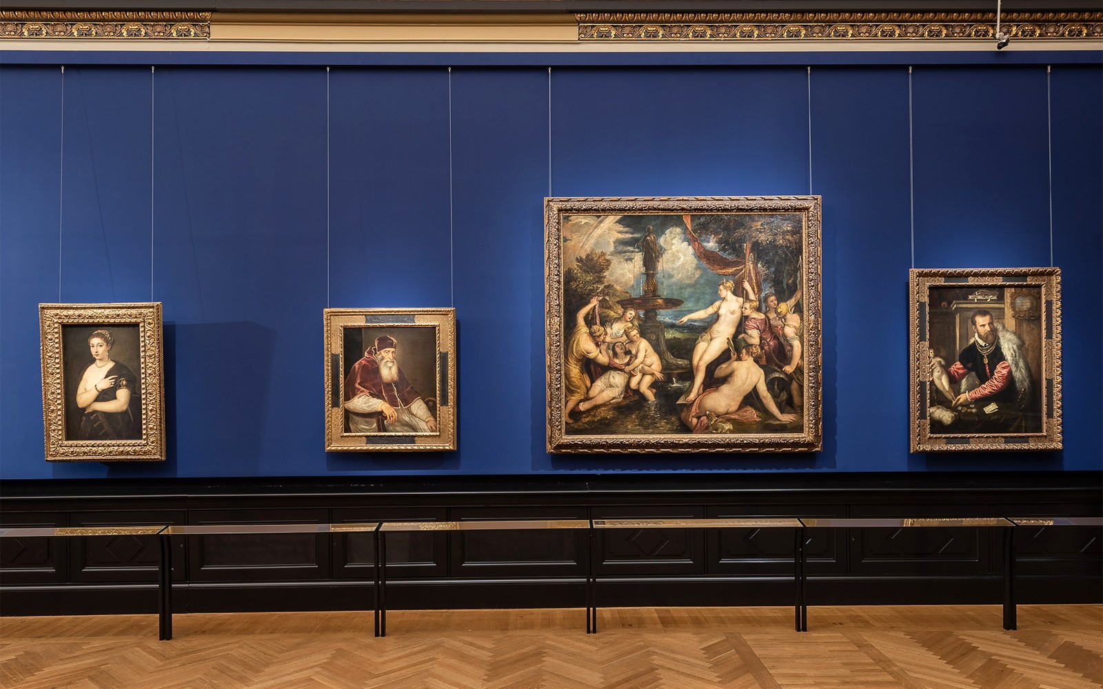 Lukisan-lukisan dipajang di dinding biru di dalam Museum Sejarah Seni, Wina.