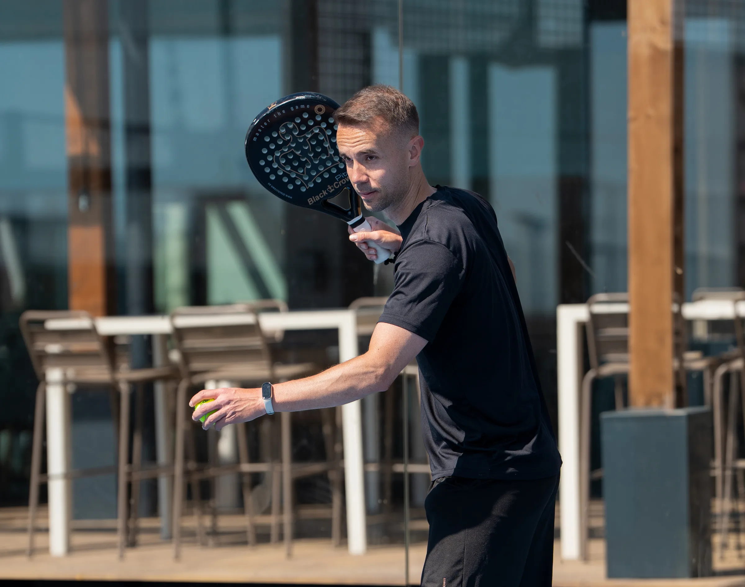 Concentración antes del saque en Aurial Padel Cornellà 25 marzo 2026, fotografía de Nolan Pardo