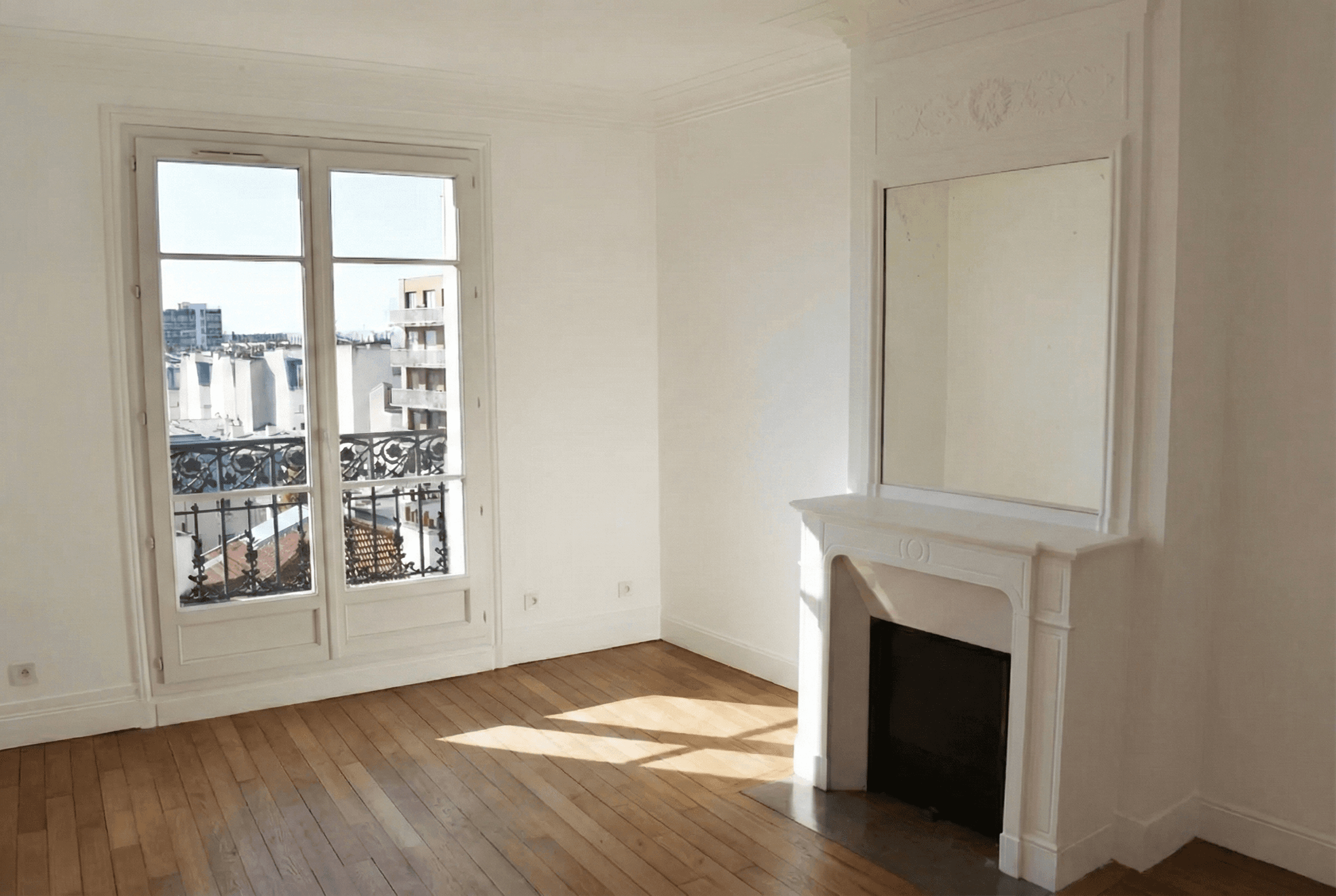 Séjour rénové conservant le charme de l'ancien avec moulures, parquet massif restauré et vue dégagée à Paris.