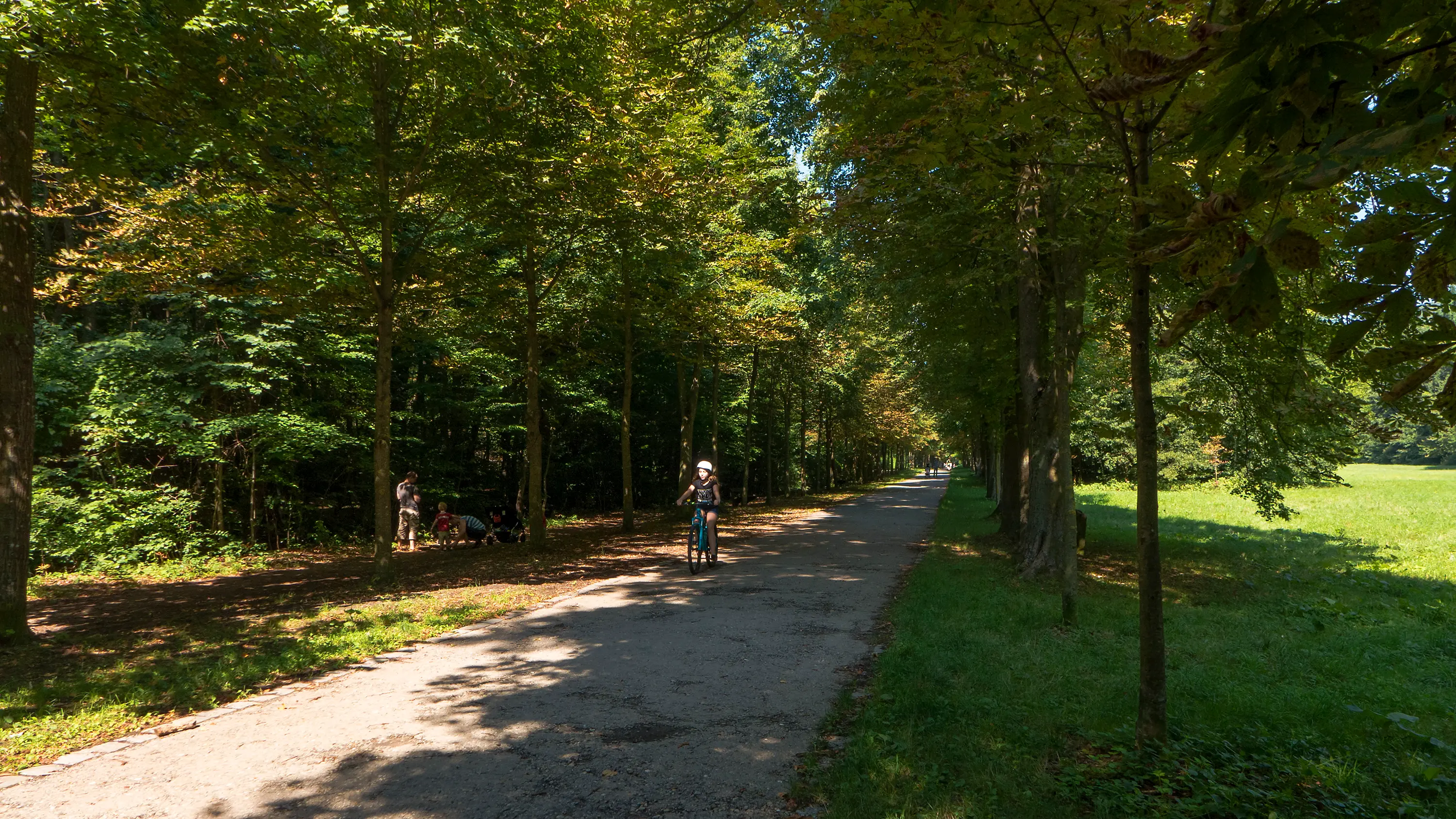 Schwarzenbergpark in Dornbach – weitläufiger Park mit Spazierwegen und Radstrecke in unmittelbarer Nähe zu Harmonie 17.