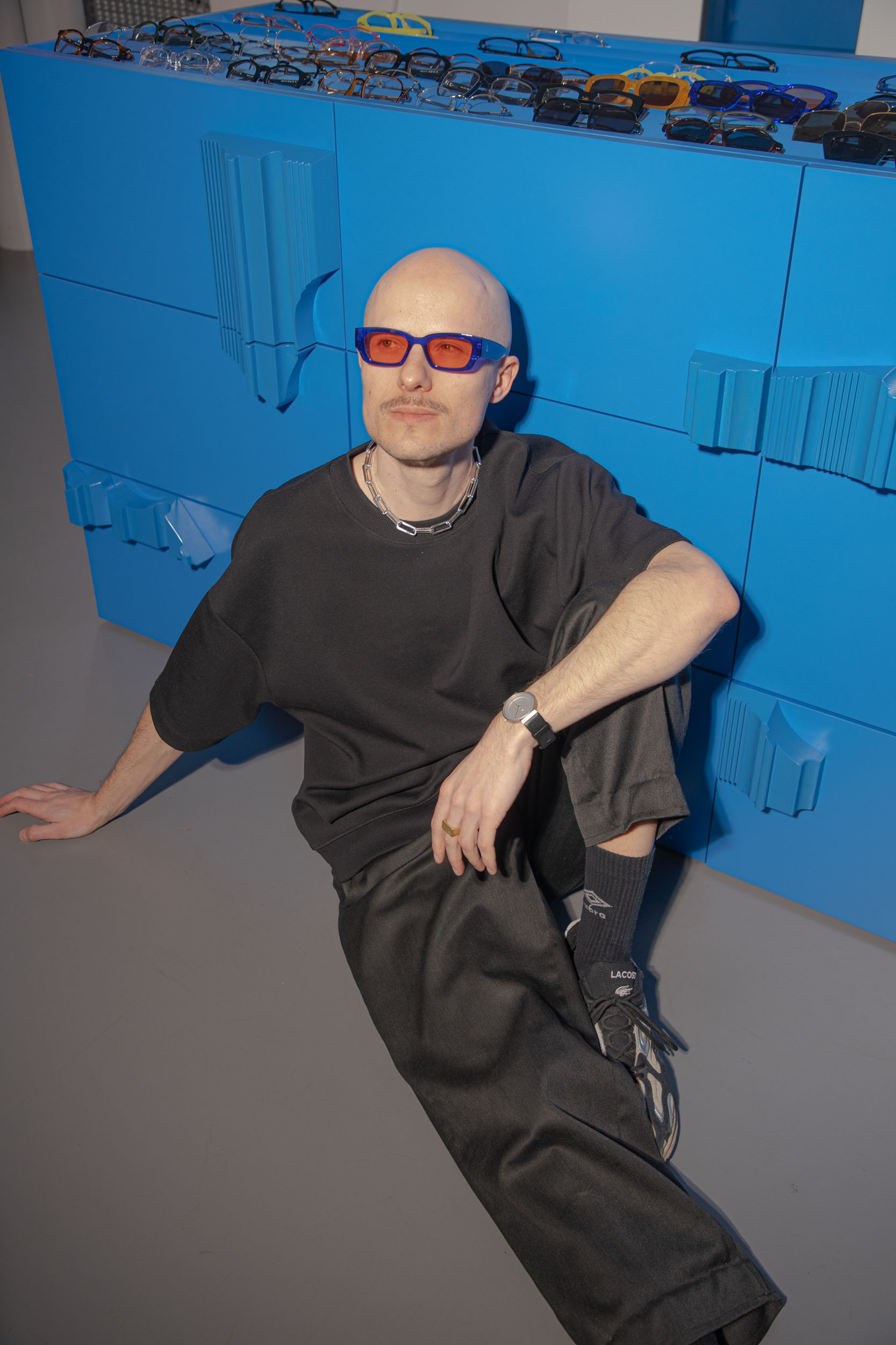 Zakázkový návrh nábytku a osvětlení pro dům v Milovicích, kde svítidla Luna Orbit, YKB a kuchyňský systém tvoří ucelený interiérový koncept od Jiřího Krejčiříka