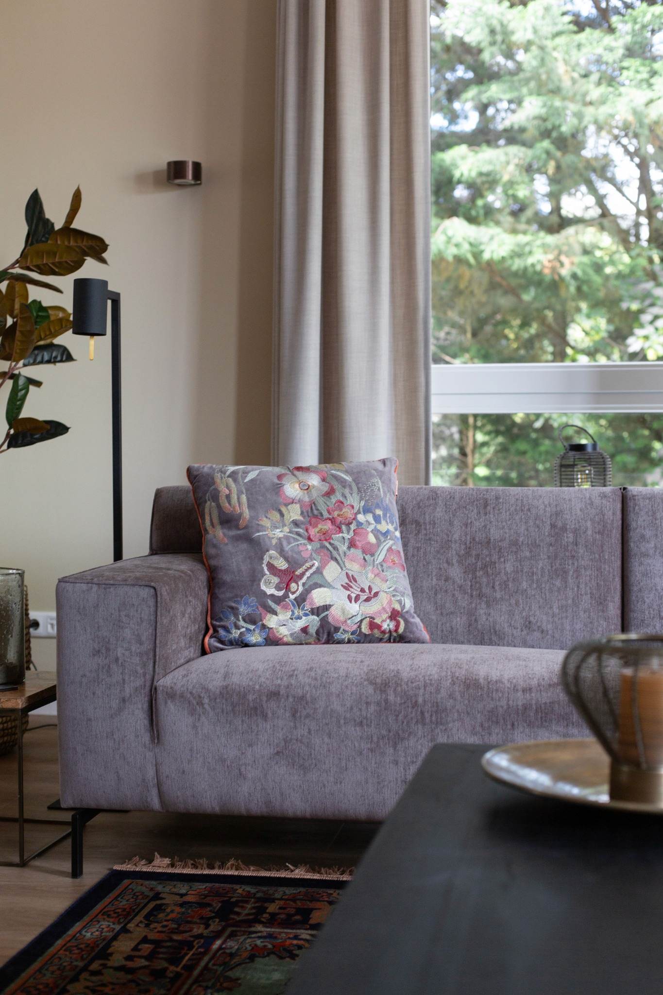 interieurstyling bank met bloemen kussen