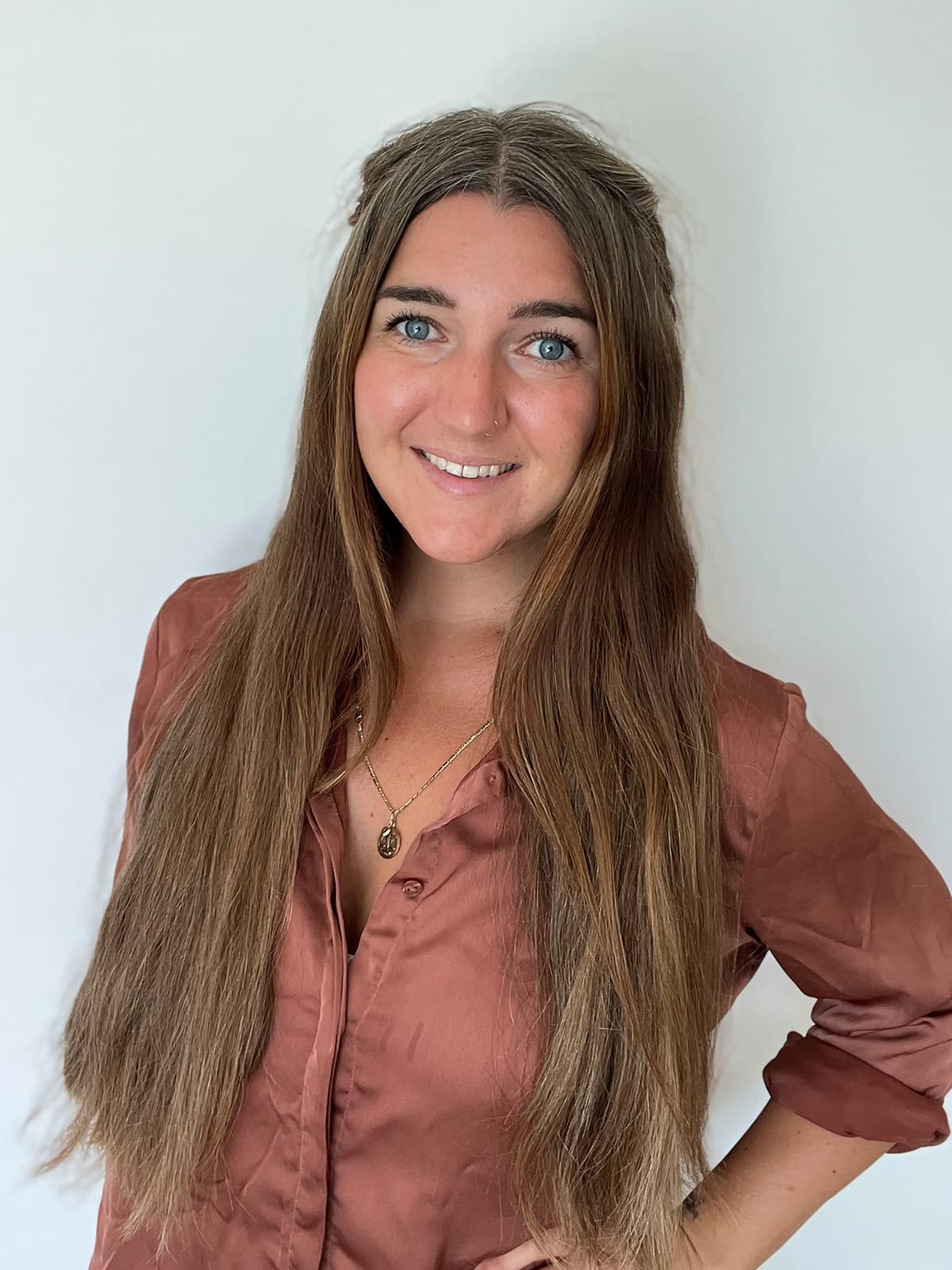 Portretfoto van Lana van Spronsen, lichaamsgericht therapeut bij SheVibes, vriendelijk lachend.