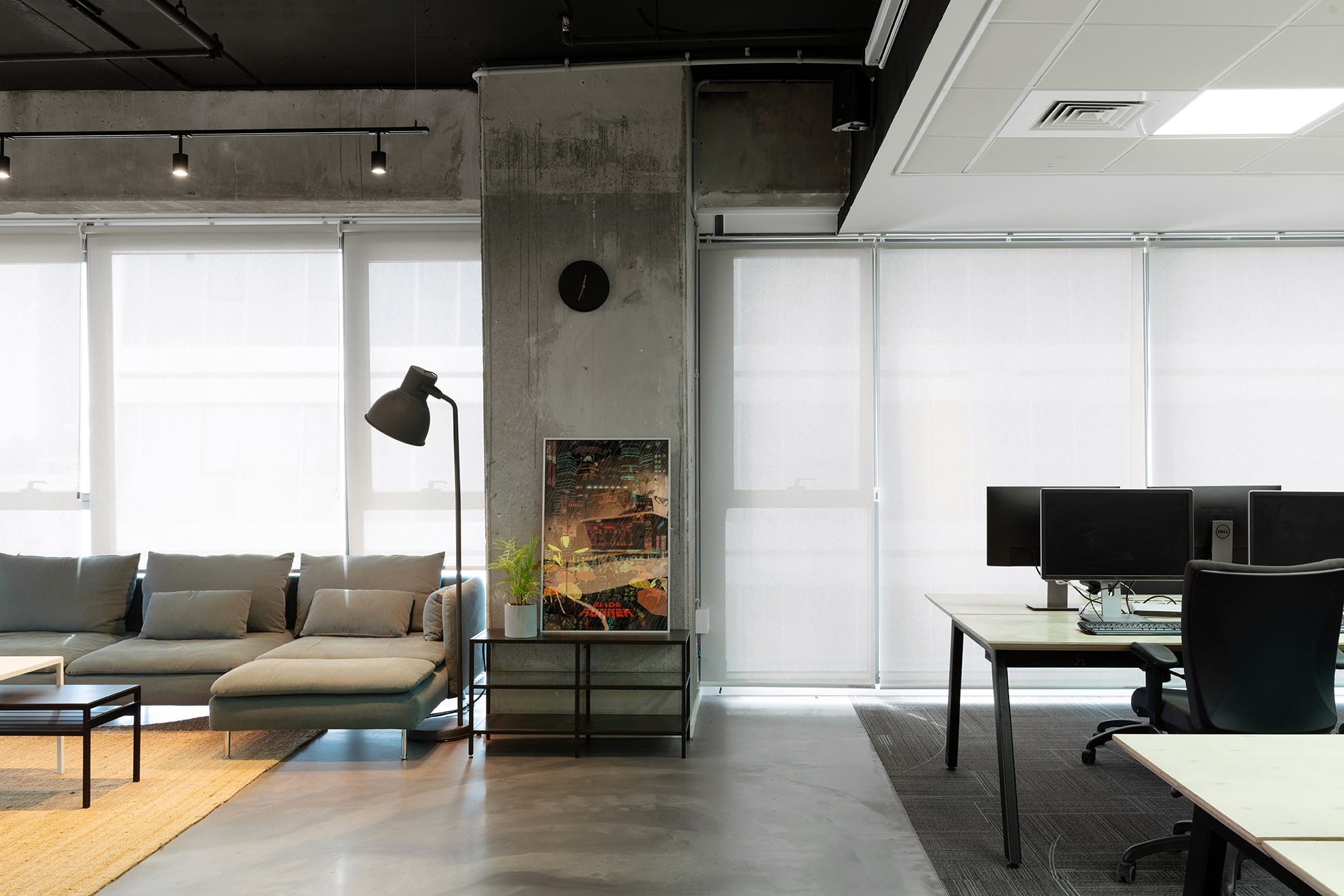 עיצוב פנים למשרדים: פתרונות אחסון בנגרות אישית ווילונות אקוסטיים לגמישות ופרטיות