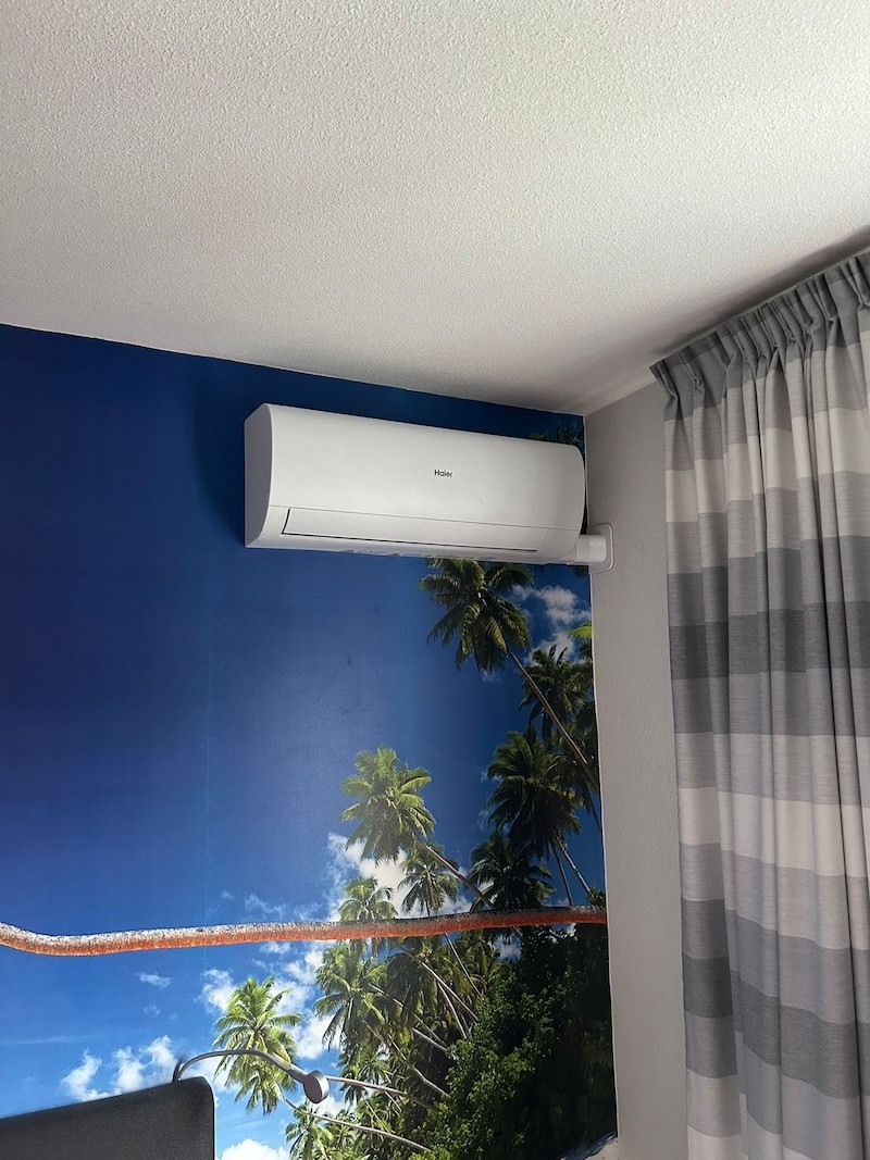 Haier airco binnenunit gemonteerd aan de muur