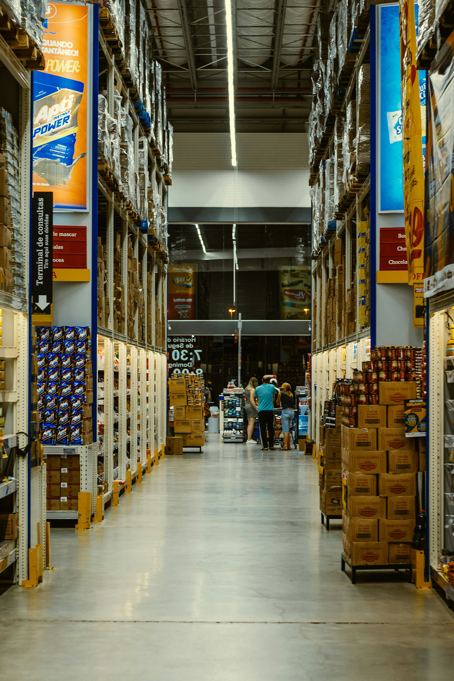 Distribution warehouse aisles
