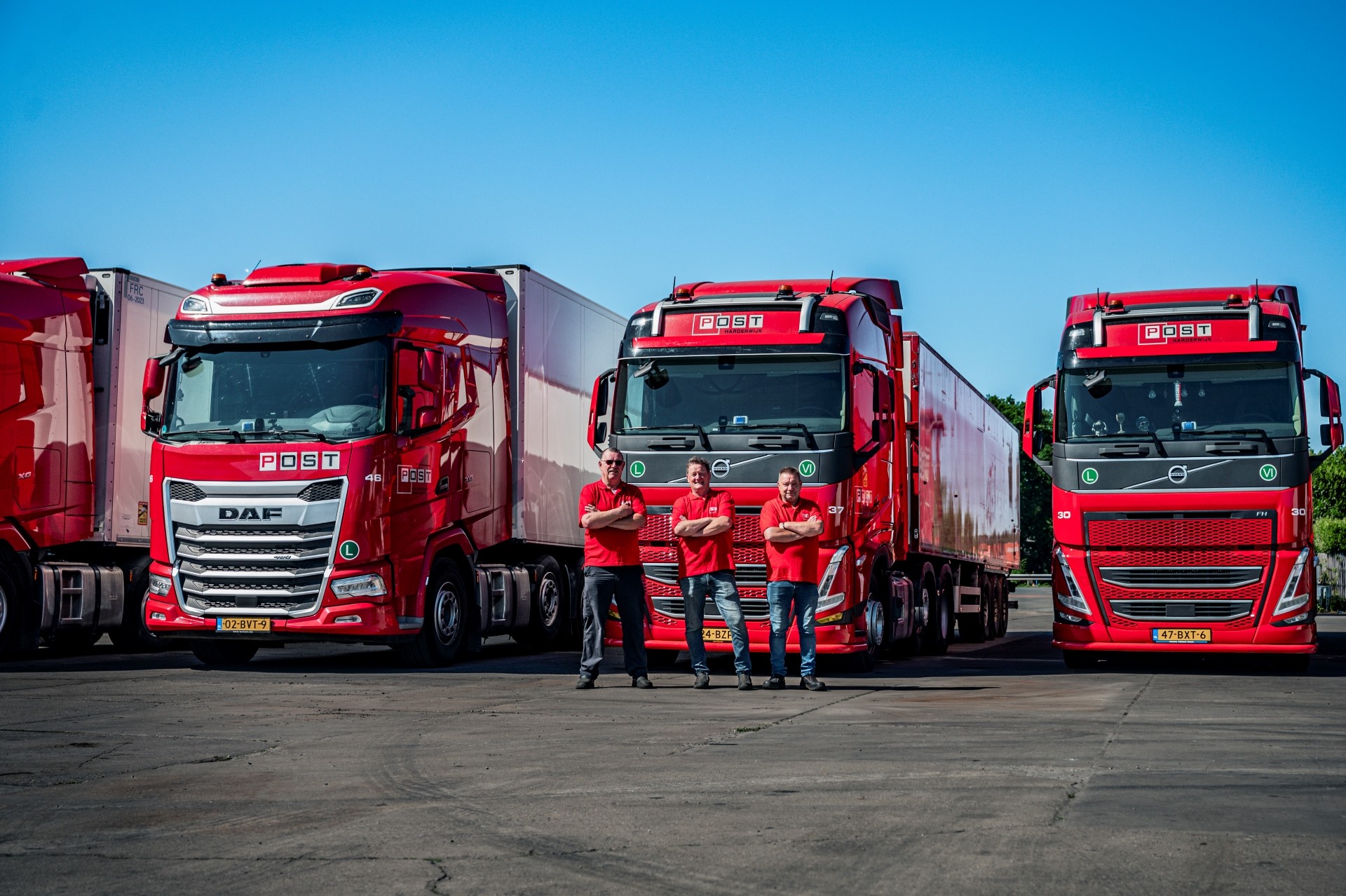 Medewerkers en vrachtwagens Post Handel en Transport