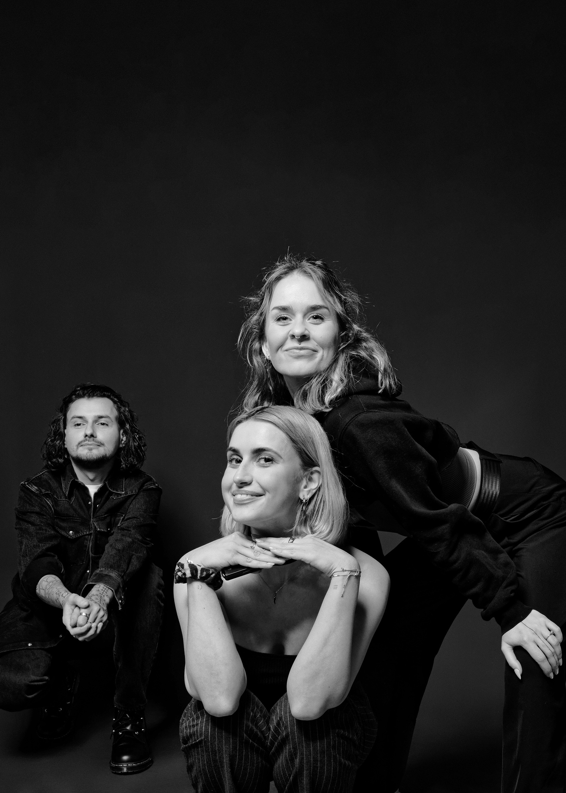 Zwei Frauen und ein Mann am posieren 