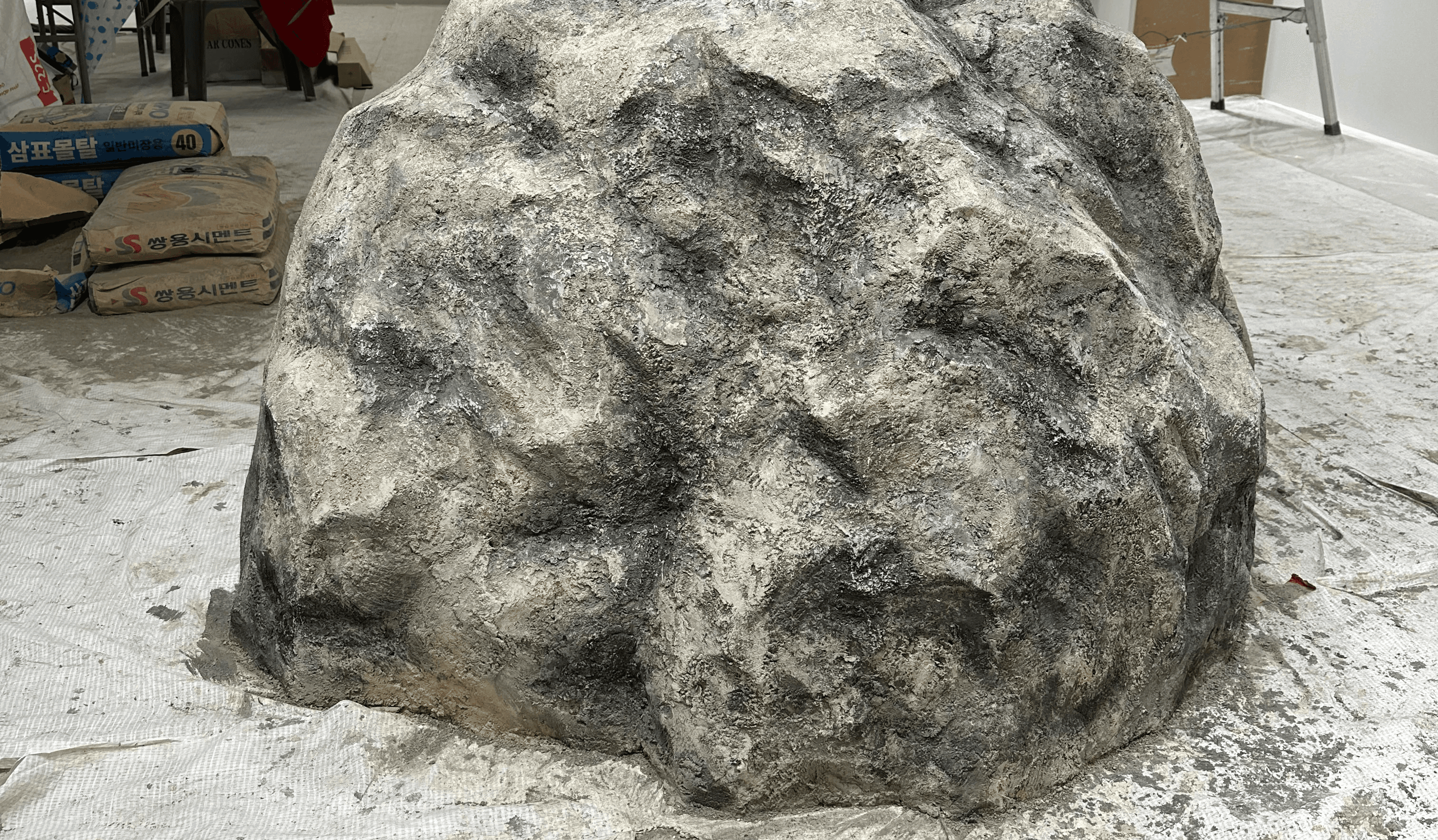 조색을 진행한 돌 조형물