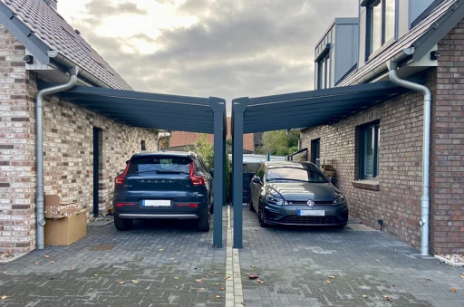 zwei gegenüberliegende Terrassendächer, als Carport genutzt mit zwei Autos darunter. Carport Montage in Norderstedt.