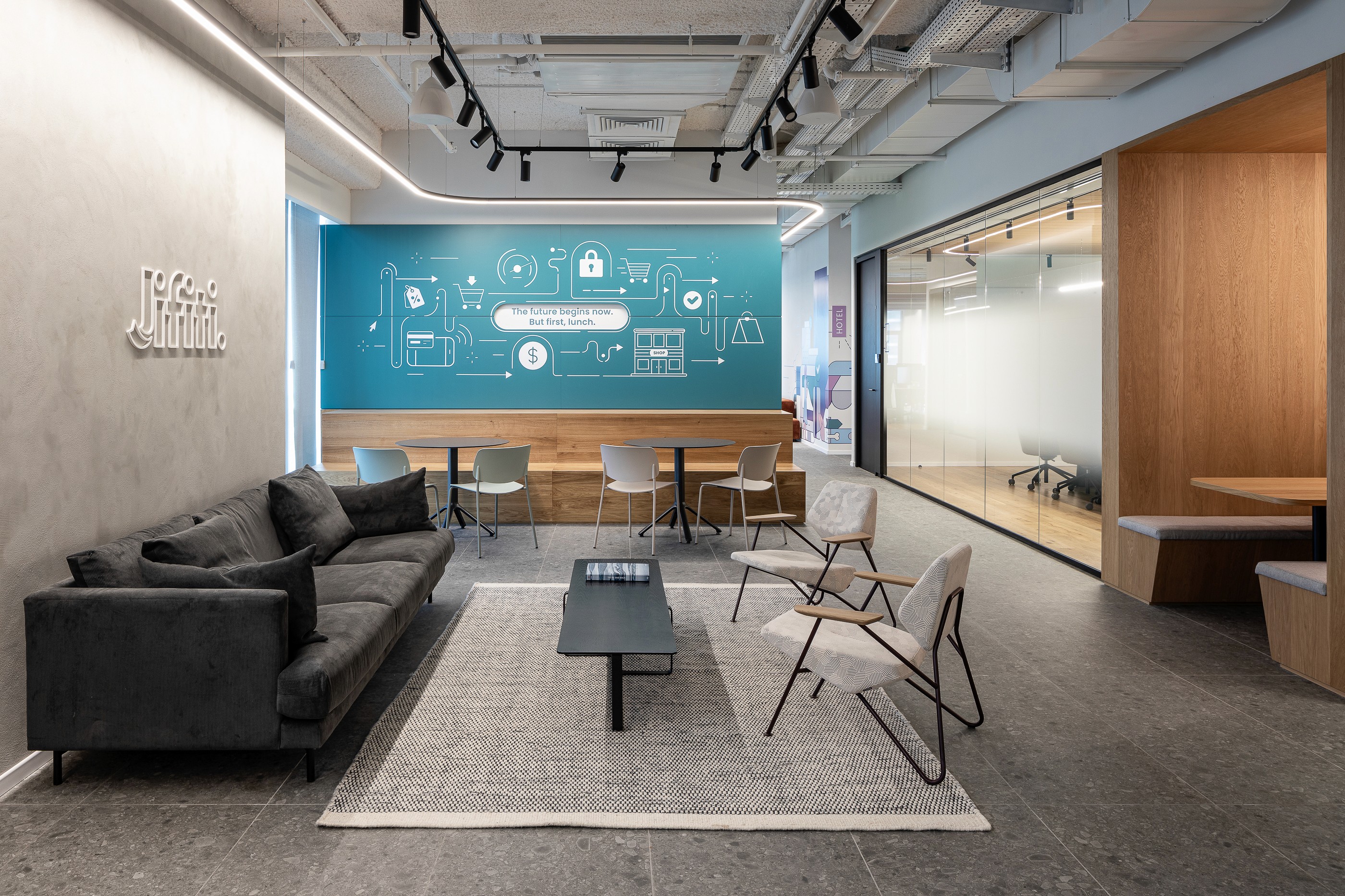 חלל אירוח מרכזי: אזור לאונג' מרווח עם ריהוט רך (Soft Seating) ושטיחים, הממוקם בלב המשרד ומעודד מפגשים בלתי רשמיים ורגעי מנוחה.