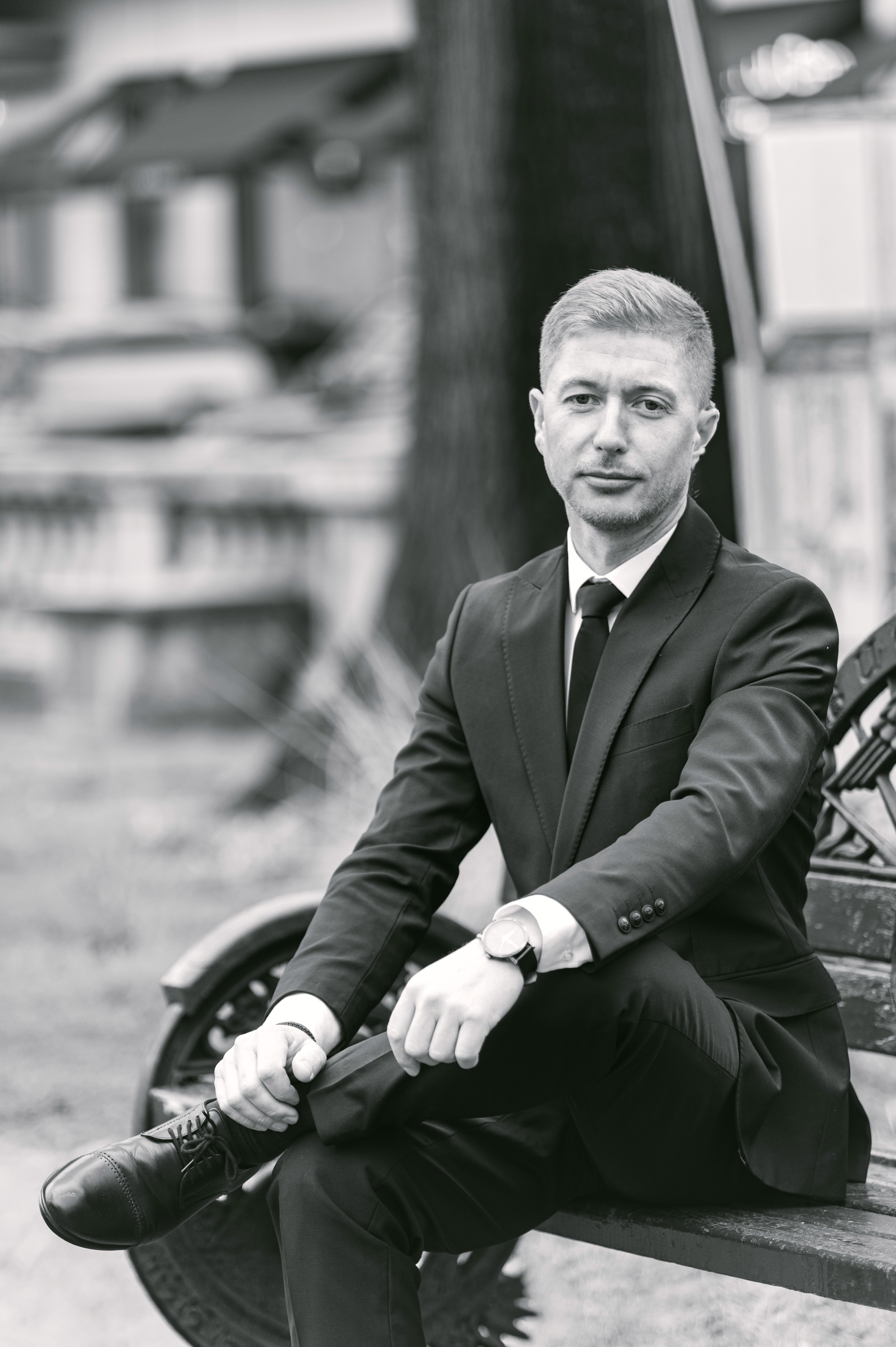 Fotografie alb-negru business la Ateneul Român, stil editorial