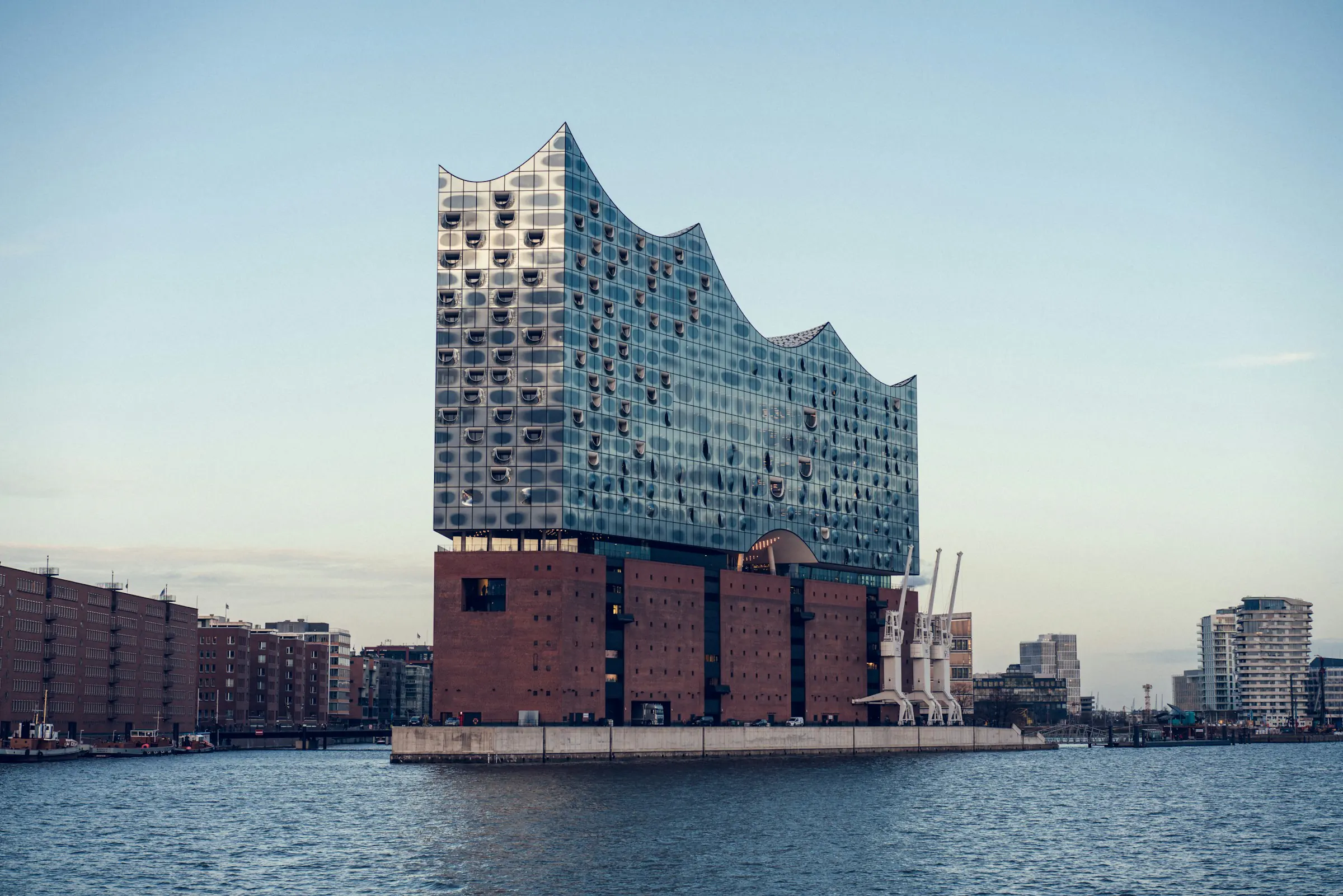 Hamburg, Elbphilharmonie am Hafen, klarer Himmel
