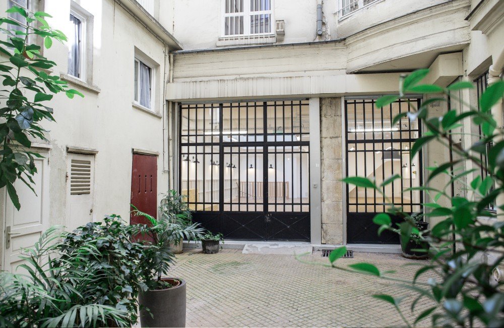 L’entrée du showroom, rue Saint-Martin : un lieu bien connu des initiés