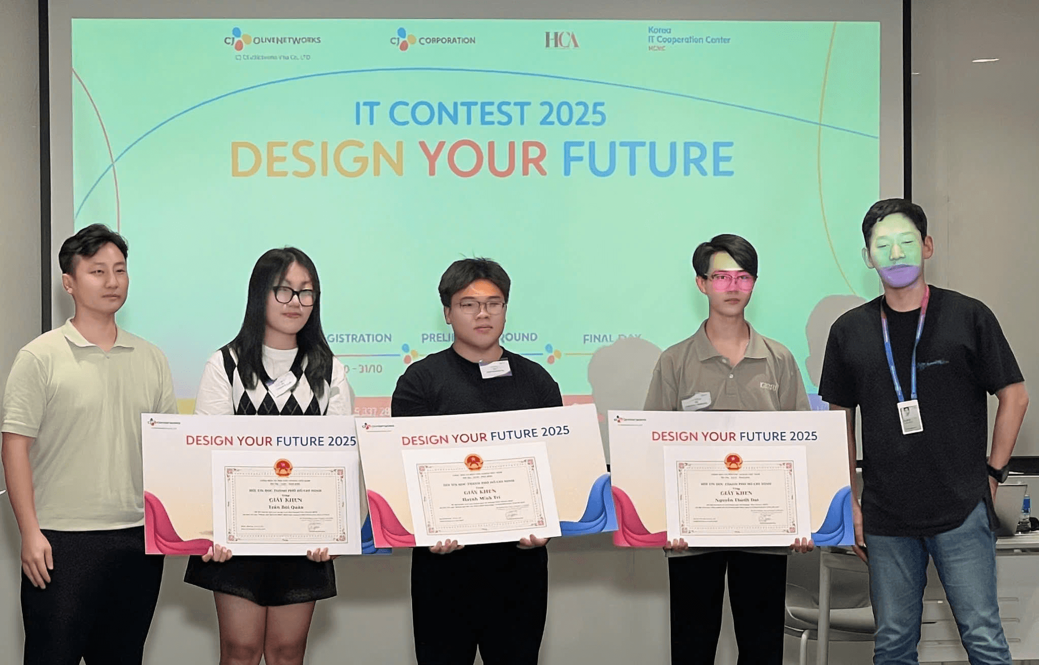 Sinh viên Thiết kế đồ họa HSU tỏa sáng tại cuộc thi “Design Your Future 2025”