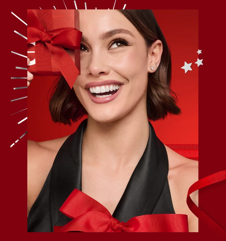 Modelo con sets de regalo ésika esta Navidad - perfumes, maquillaje y skincare listos para regalar