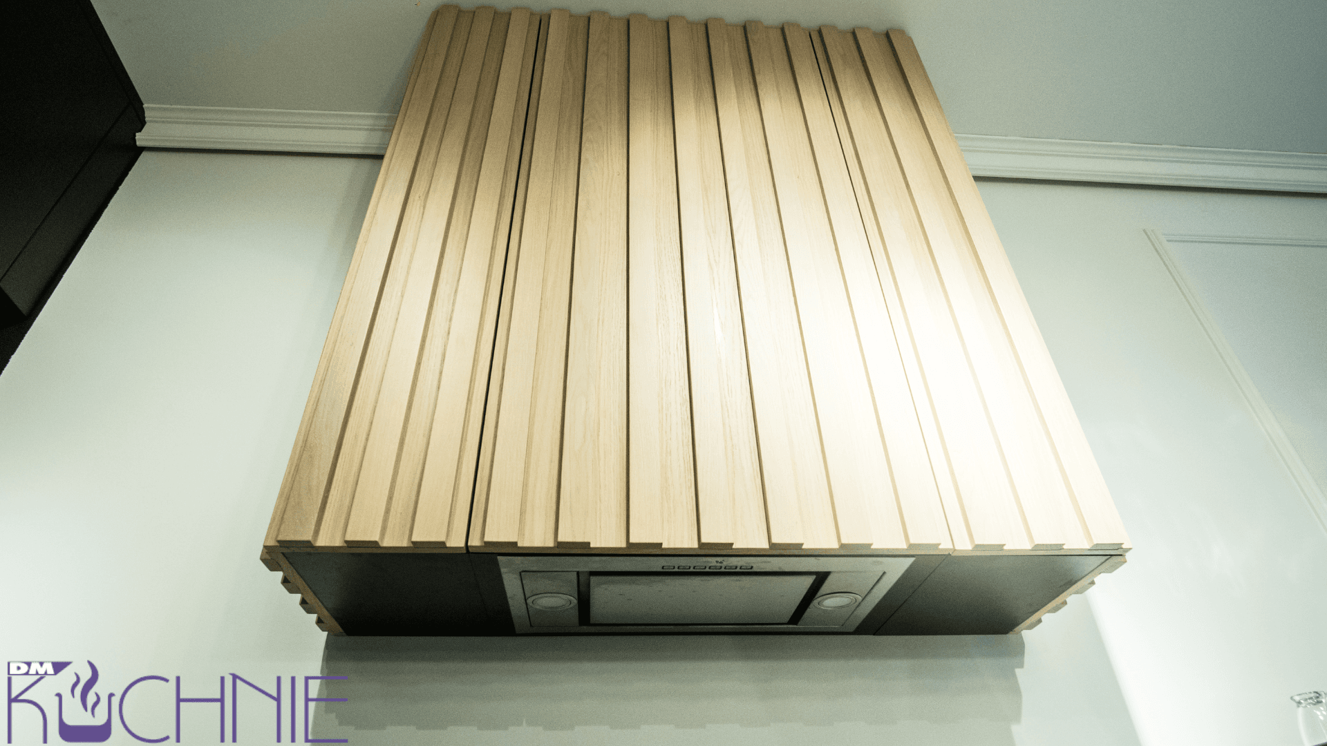 Zabudowa na wymiar Warszawa – dekoracyjna szafa z pionowymi lamelami drewnianymi