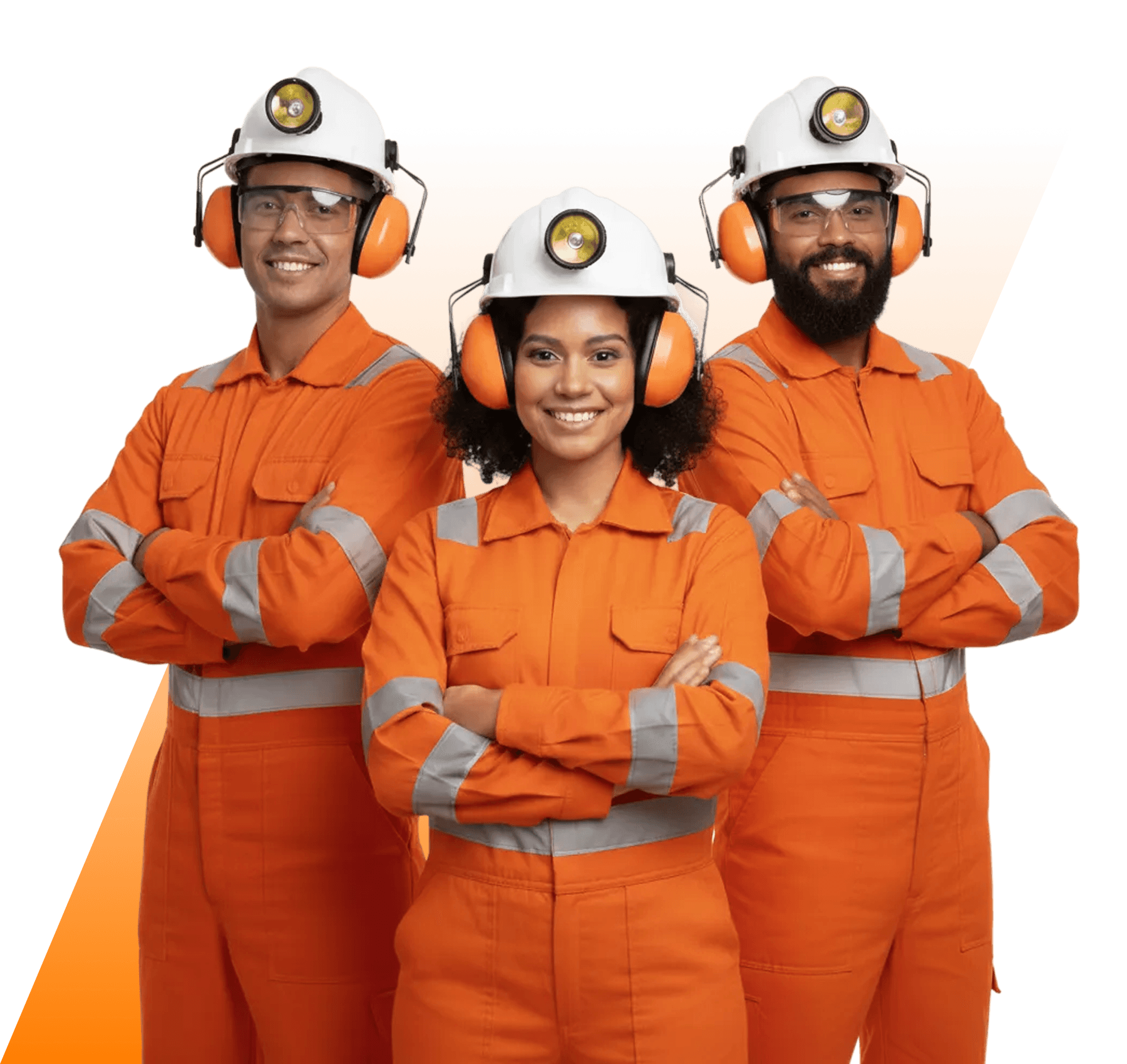 Homem e mulher, ambos com capacetes brancos e coletes de segurança (laranja e amarelo), sorrindo e com braços cruzados, segurando projetos. Representam profissionais de SSMA, engenharia ou supervisão de obras.