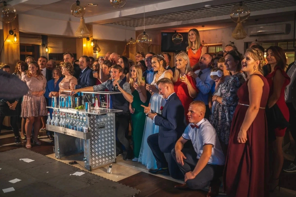 barman na wesele wicemistrz polski flair filip ciszkowski zabawia gości podczas pokazu barmańskiego na weselu