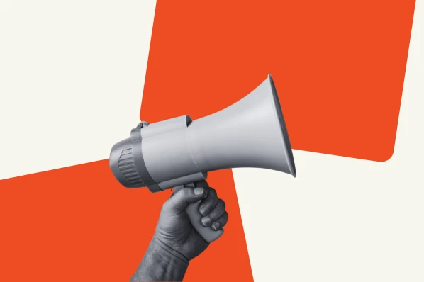 Mano levantando un megáfono sobre fondo naranja brillante, simbolizando el anuncio de una campaña promocional.