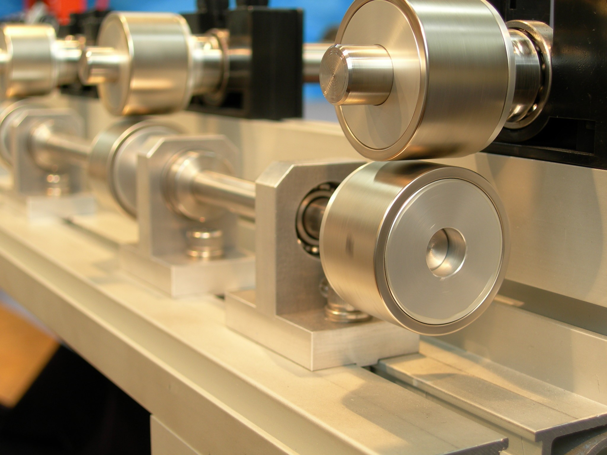 Contactless magnetic gear transmission system for industrial machinery