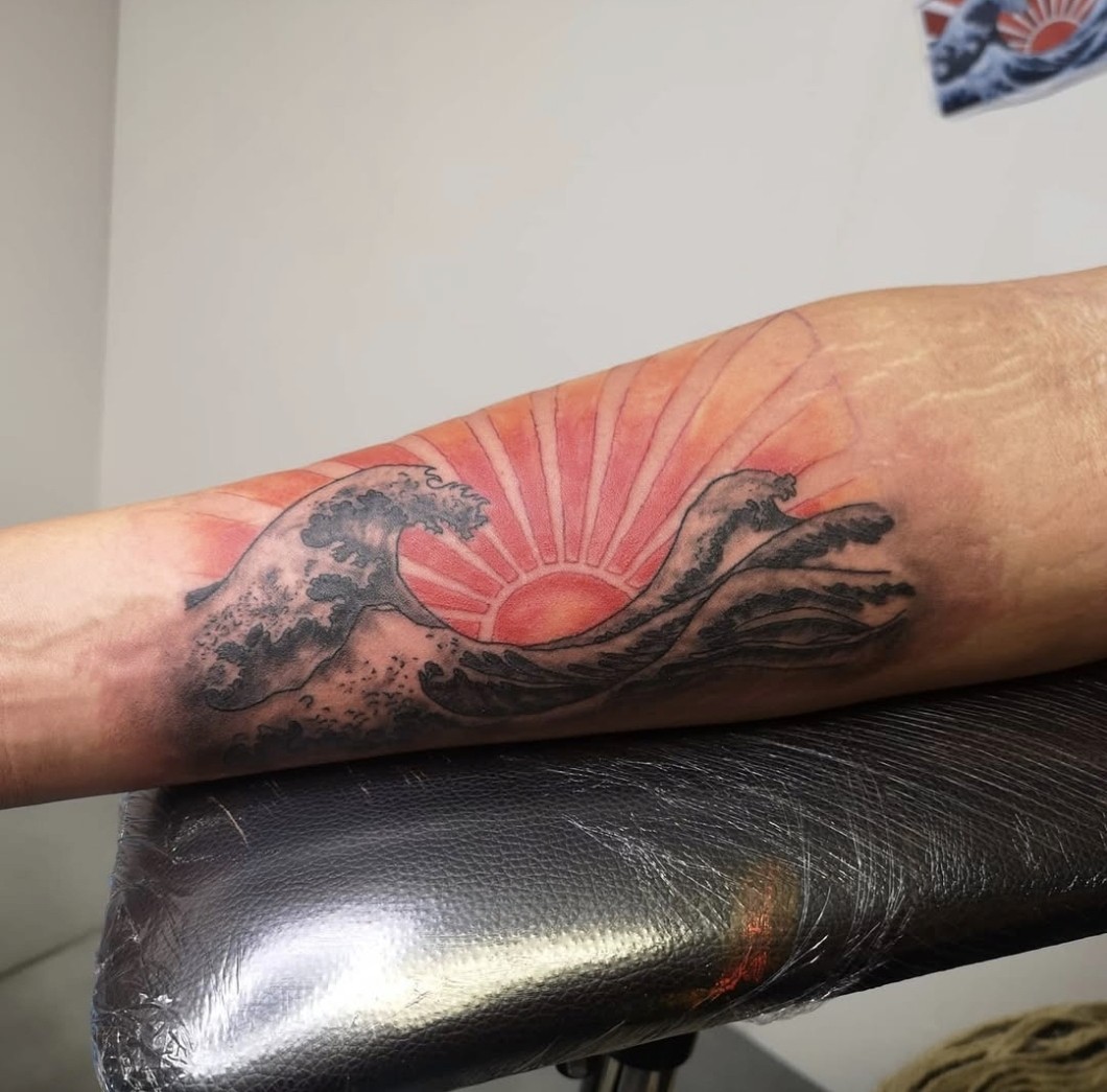 tatouage vague avant bras femme