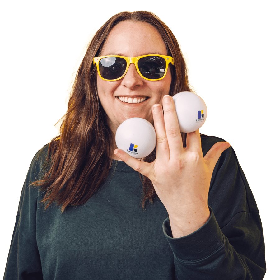 femme qui sourit avec des balles en mousse dans la main