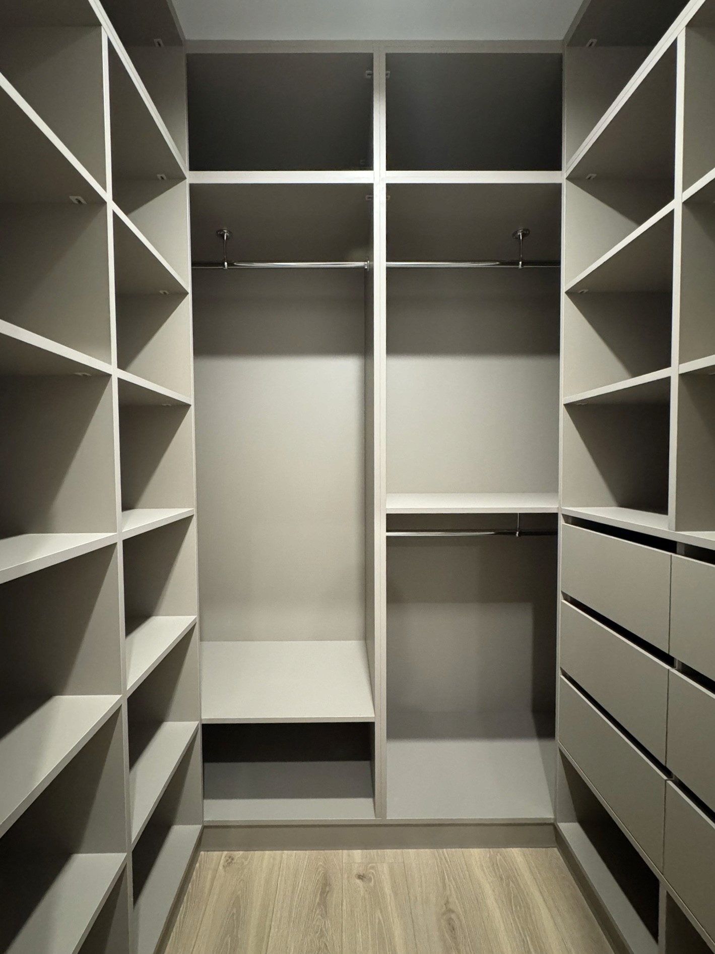 Гардеробна кімната з відкритими секціями для зберігання одягу