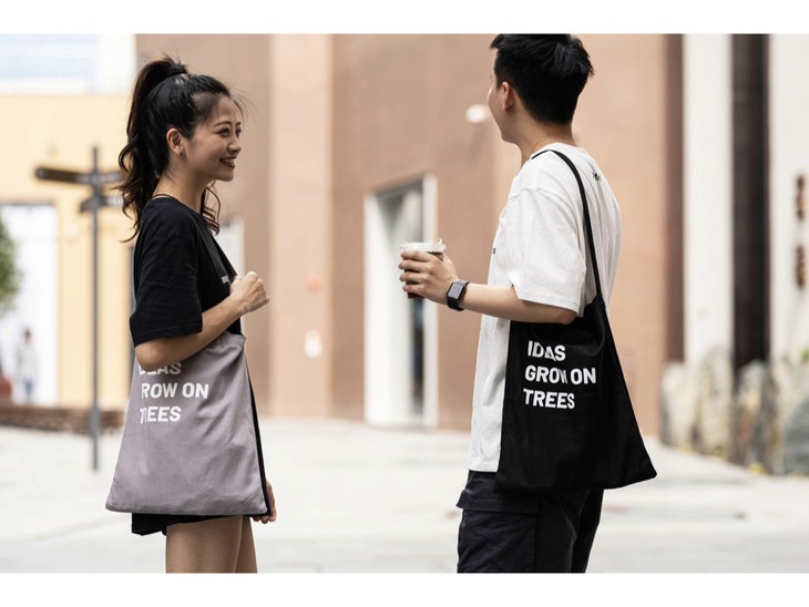 年轻人街头交流