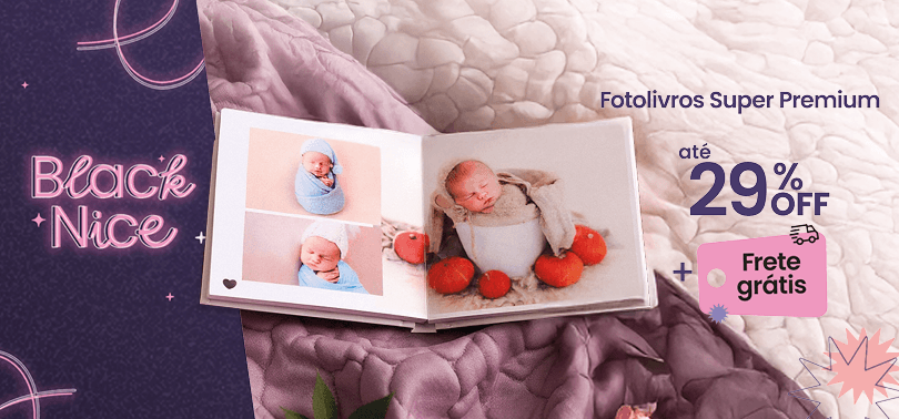 Fotolivro capa dura super premium com foto de pai sendo abraçado por dois filhos e a frase “o melhor pai do mundo”, sobre tecido branco, com até trinta por cento de desconto e frete grátis